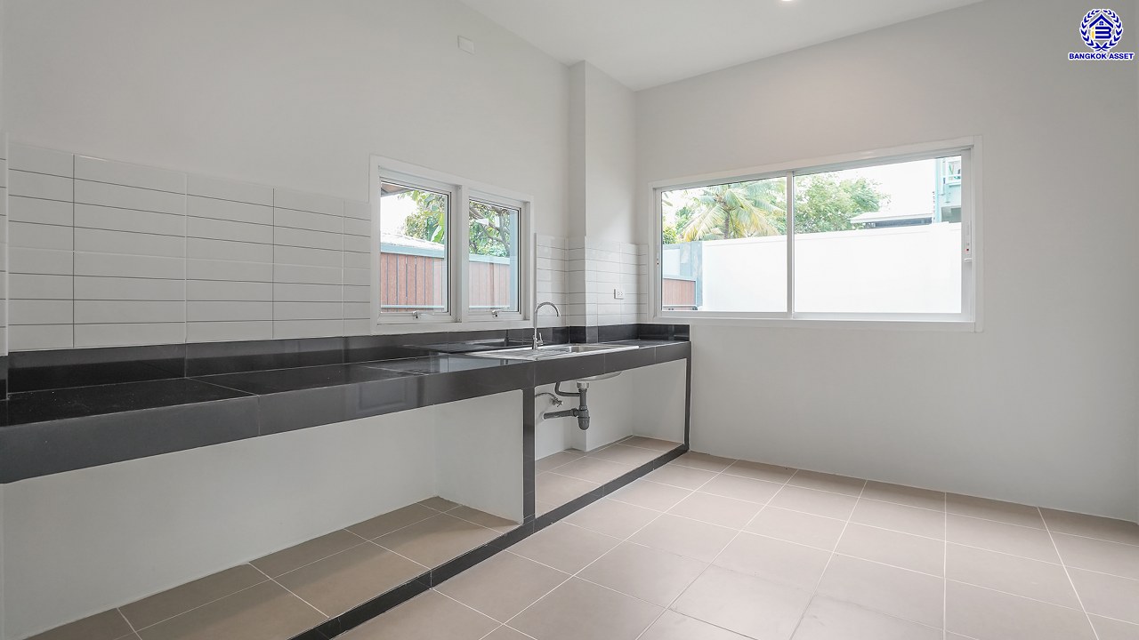 บ้านมือสองตกแต่งใหม่ โครงการ รัชชา5 บางใหญ่ หลังมุม เนื้อที่ 99.6 ตร.ว. พื้นที่ใช้สอย 306.19 ตร.ม. ฟังก์ชัน 3 ห้องนอน 3 ห้องน้ำ จอดรถได้ 2 คัน บนทำเลใกล้ถนนใหญ่ เชื่อมต่อถนนกาญจนาภิเษก, ถนนรัตนาธิเบศร์ ใกล้เซ็นทรัลเวสต์เกต ทางด่วน "ศรีรัช" และรถไฟฟ้าสายสีม่วง "สถานีสามแยกบางใหญ่"