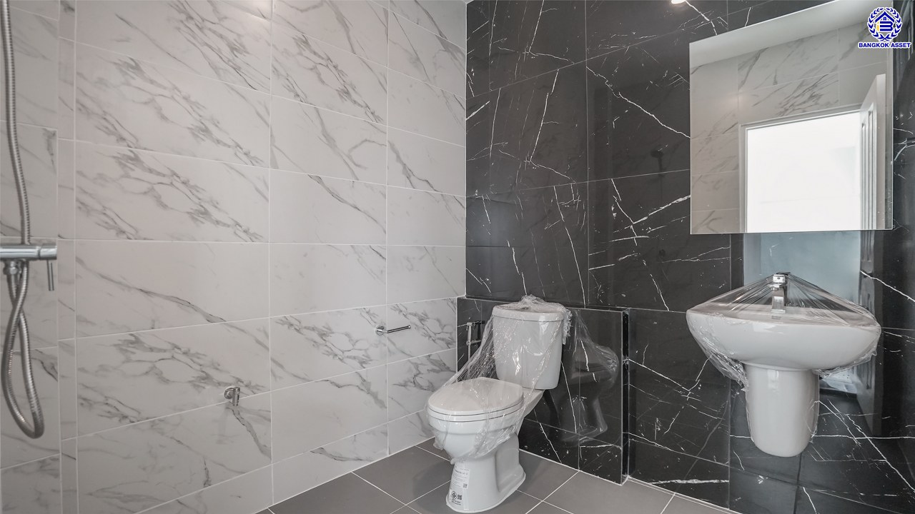 บ้านมือสองตกแต่งใหม่ โครงการ รัชชา5 บางใหญ่ หลังมุม เนื้อที่ 99.6 ตร.ว. พื้นที่ใช้สอย 306.19 ตร.ม. ฟังก์ชัน 3 ห้องนอน 3 ห้องน้ำ จอดรถได้ 2 คัน บนทำเลใกล้ถนนใหญ่ เชื่อมต่อถนนกาญจนาภิเษก, ถนนรัตนาธิเบศร์ ใกล้เซ็นทรัลเวสต์เกต ทางด่วน "ศรีรัช" และรถไฟฟ้าสายสีม่วง "สถานีสามแยกบางใหญ่"