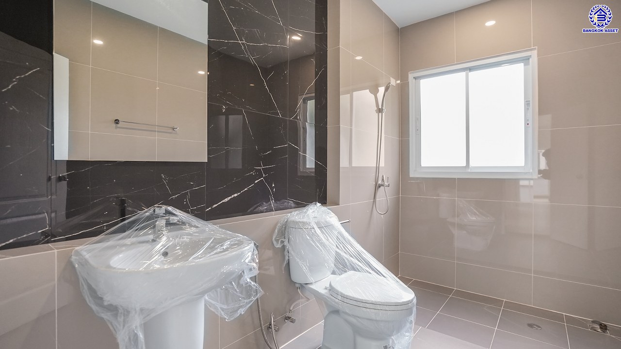 บ้านมือสองตกแต่งใหม่ โครงการ รัชชา5 บางใหญ่ หลังมุม เนื้อที่ 99.6 ตร.ว. พื้นที่ใช้สอย 306.19 ตร.ม. ฟังก์ชัน 3 ห้องนอน 3 ห้องน้ำ จอดรถได้ 2 คัน บนทำเลใกล้ถนนใหญ่ เชื่อมต่อถนนกาญจนาภิเษก, ถนนรัตนาธิเบศร์ ใกล้เซ็นทรัลเวสต์เกต ทางด่วน "ศรีรัช" และรถไฟฟ้าสายสีม่วง "สถานีสามแยกบางใหญ่"