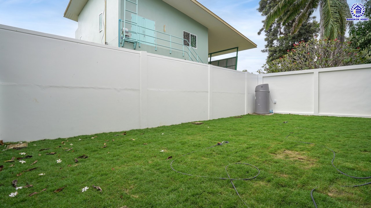 บ้านมือสองตกแต่งใหม่ โครงการ รัชชา5 บางใหญ่ หลังมุม เนื้อที่ 99.6 ตร.ว. พื้นที่ใช้สอย 306.19 ตร.ม. ฟังก์ชัน 3 ห้องนอน 3 ห้องน้ำ จอดรถได้ 2 คัน บนทำเลใกล้ถนนใหญ่ เชื่อมต่อถนนกาญจนาภิเษก, ถนนรัตนาธิเบศร์ ใกล้เซ็นทรัลเวสต์เกต ทางด่วน "ศรีรัช" และรถไฟฟ้าสายสีม่วง "สถานีสามแยกบางใหญ่"