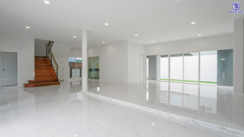 บ้านมือสองตกแต่งใหม่ โครงการ รัชชา5 บางใหญ่ หลังมุม เนื้อที่ 99.6 ตร.ว. พื้นที่ใช้สอย 306.19 ตร.ม. ฟังก์ชัน 3 ห้องนอน 3 ห้องน้ำ จอดรถได้ 2 คัน บนทำเลใกล้ถนนใหญ่ เชื่อมต่อถนนกาญจนาภิเษก, ถนนรัตนาธิเบศร์ ใกล้เซ็นทรัลเวสต์เกต ทางด่วน "ศรีรัช" และรถไฟฟ้าสายสีม่วง "สถานีสามแยกบางใหญ่"