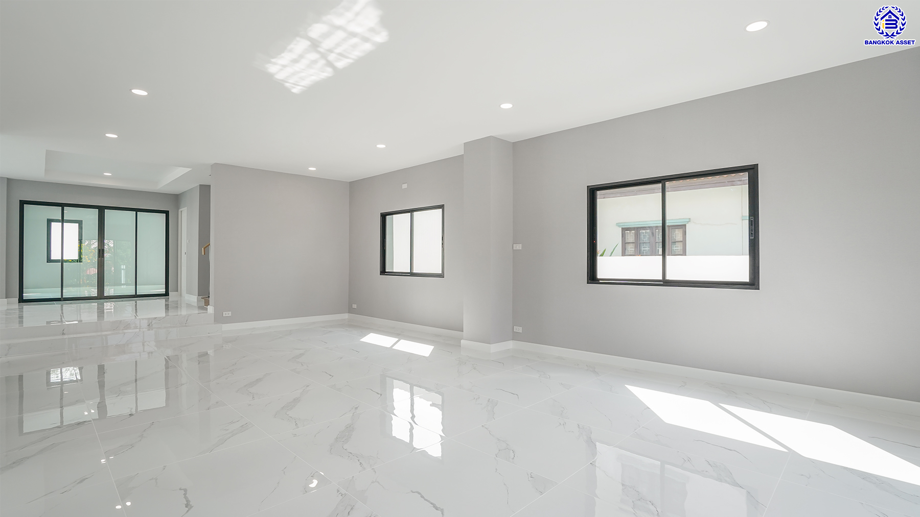 บ้านมือสองตกแต่งใหม่ โครงการ เมืองเอก โครงการ8 วิภาวดี-รังสิต บ้านเดี่ยวหลังใหญ่ บนเนื้อที่ 107.3 ตร.ว. พื้นที่ใช้สอยเยอะถึง 455 ตร.ม. บรรยากาศเป็นส่วนตัว พร้อมมีสระว่ายน้ำส่วนตัว ฟังก์ชัน 4 ห้องนอน 4 ห้องน้ำ 1 ห้องอเนกประสงค์ จอดรถได้ 2 คัน สุดยอดทำเล เชื่อมต่อทุกการเดินทาง ใกล้จุดขึ้นทางด่วน "ศรีสมาน" และมหาวิทยาลัยรังสิต