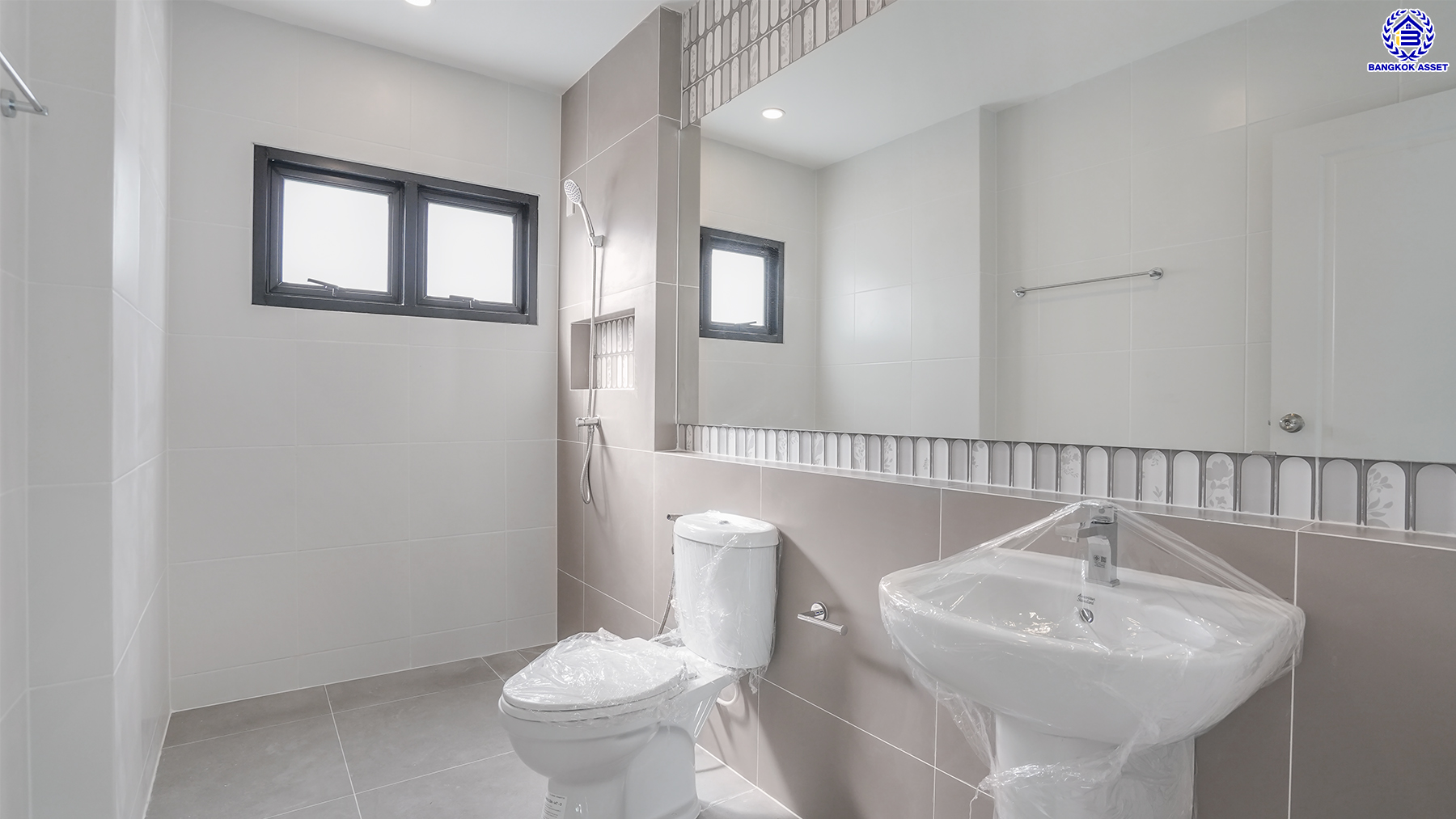 บ้านมือสองตกแต่งใหม่ โครงการ เมืองเอก โครงการ8 วิภาวดี-รังสิต บ้านเดี่ยวหลังใหญ่ บนเนื้อที่ 107.3 ตร.ว. พื้นที่ใช้สอยเยอะถึง 455 ตร.ม. บรรยากาศเป็นส่วนตัว พร้อมมีสระว่ายน้ำส่วนตัว ฟังก์ชัน 4 ห้องนอน 4 ห้องน้ำ 1 ห้องอเนกประสงค์ จอดรถได้ 2 คัน สุดยอดทำเล เชื่อมต่อทุกการเดินทาง ใกล้จุดขึ้นทางด่วน "ศรีสมาน" และมหาวิทยาลัยรังสิต