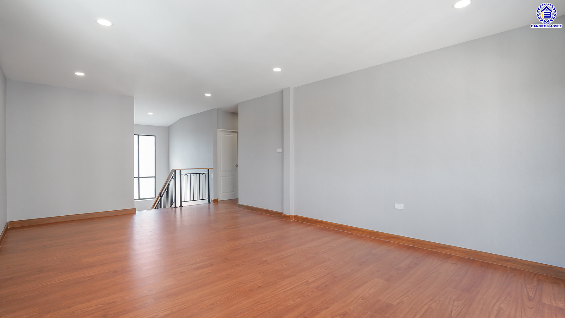 บ้านมือสองตกแต่งใหม่ โครงการ เมืองเอก โครงการ8 วิภาวดี-รังสิต บ้านเดี่ยวหลังใหญ่ บนเนื้อที่ 107.3 ตร.ว. พื้นที่ใช้สอยเยอะถึง 455 ตร.ม. บรรยากาศเป็นส่วนตัว พร้อมมีสระว่ายน้ำส่วนตัว ฟังก์ชัน 4 ห้องนอน 4 ห้องน้ำ 1 ห้องอเนกประสงค์ จอดรถได้ 2 คัน สุดยอดทำเล เชื่อมต่อทุกการเดินทาง ใกล้จุดขึ้นทางด่วน "ศรีสมาน" และมหาวิทยาลัยรังสิต