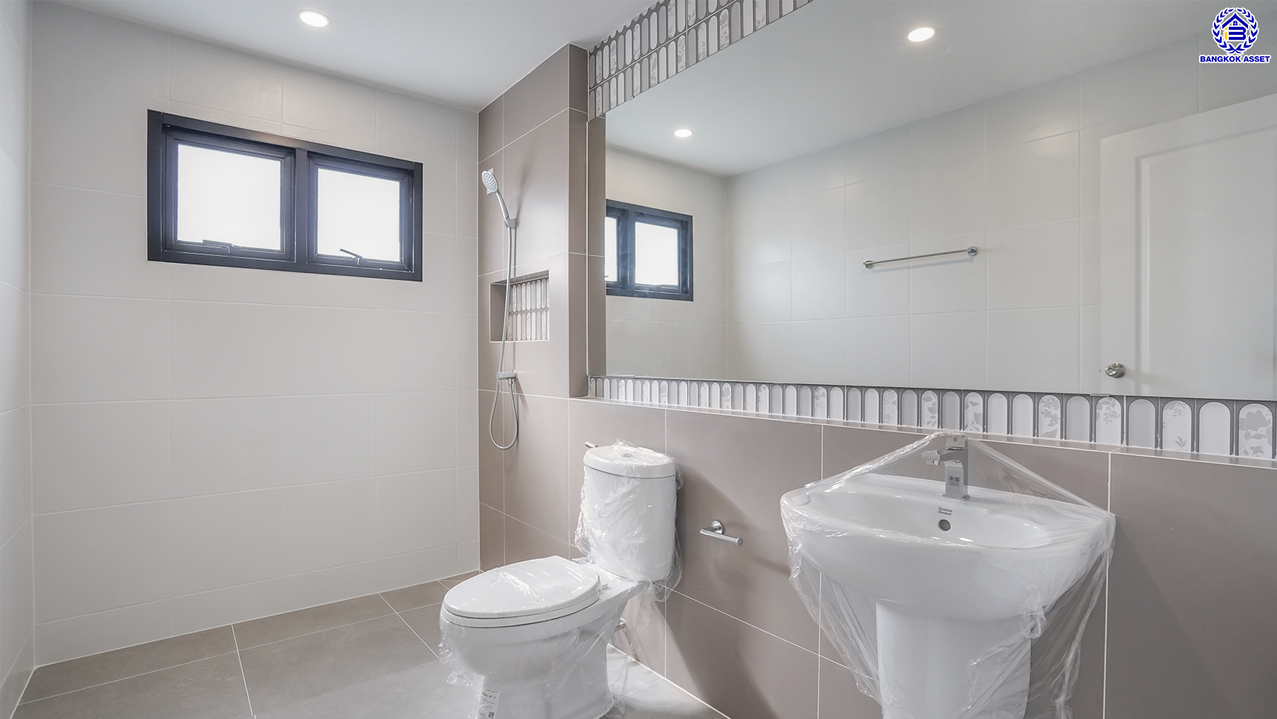 บ้านมือสองตกแต่งใหม่ โครงการ เมืองเอก โครงการ8 วิภาวดี-รังสิต บ้านเดี่ยวหลังใหญ่ บนเนื้อที่ 107.3 ตร.ว. พื้นที่ใช้สอยเยอะถึง 455 ตร.ม. บรรยากาศเป็นส่วนตัว พร้อมมีสระว่ายน้ำส่วนตัว ฟังก์ชัน 4 ห้องนอน 4 ห้องน้ำ 1 ห้องอเนกประสงค์ จอดรถได้ 2 คัน สุดยอดทำเล เชื่อมต่อทุกการเดินทาง ใกล้จุดขึ้นทางด่วน "ศรีสมาน" และมหาวิทยาลัยรังสิต