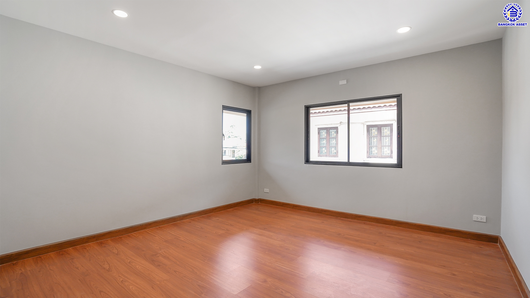 บ้านมือสองตกแต่งใหม่ โครงการ เมืองเอก โครงการ8 วิภาวดี-รังสิต บ้านเดี่ยวหลังใหญ่ บนเนื้อที่ 107.3 ตร.ว. พื้นที่ใช้สอยเยอะถึง 455 ตร.ม. บรรยากาศเป็นส่วนตัว พร้อมมีสระว่ายน้ำส่วนตัว ฟังก์ชัน 4 ห้องนอน 4 ห้องน้ำ 1 ห้องอเนกประสงค์ จอดรถได้ 2 คัน สุดยอดทำเล เชื่อมต่อทุกการเดินทาง ใกล้จุดขึ้นทางด่วน "ศรีสมาน" และมหาวิทยาลัยรังสิต