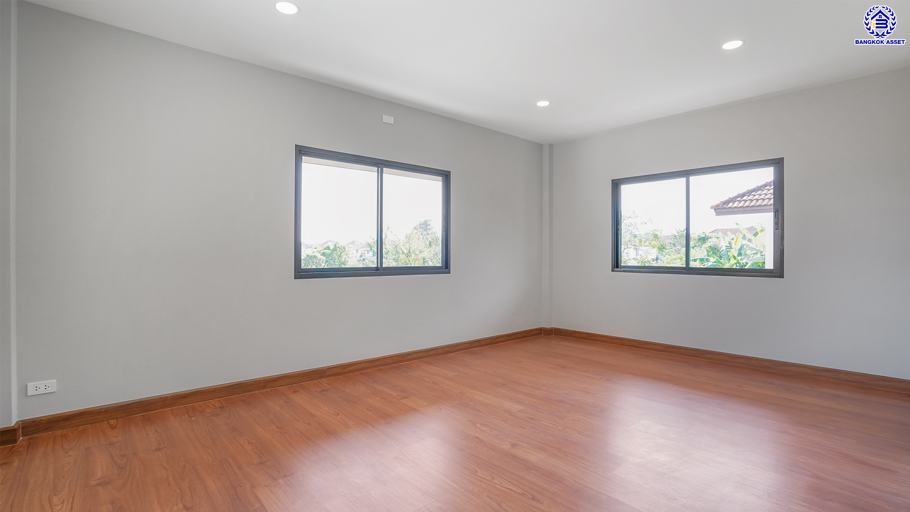 บ้านมือสองตกแต่งใหม่ โครงการ เมืองเอก โครงการ8 วิภาวดี-รังสิต บ้านเดี่ยวหลังใหญ่ บนเนื้อที่ 107.3 ตร.ว. พื้นที่ใช้สอยเยอะถึง 455 ตร.ม. บรรยากาศเป็นส่วนตัว พร้อมมีสระว่ายน้ำส่วนตัว ฟังก์ชัน 4 ห้องนอน 4 ห้องน้ำ 1 ห้องอเนกประสงค์ จอดรถได้ 2 คัน สุดยอดทำเล เชื่อมต่อทุกการเดินทาง ใกล้จุดขึ้นทางด่วน "ศรีสมาน" และมหาวิทยาลัยรังสิต