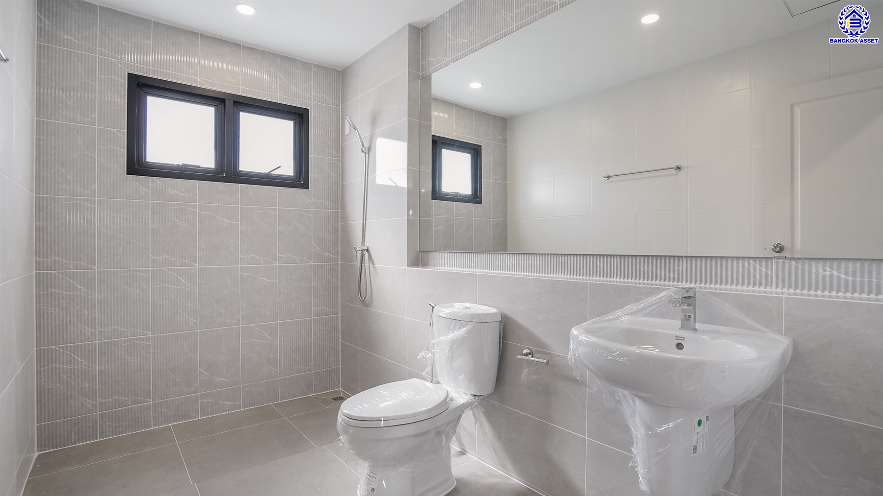 บ้านมือสองตกแต่งใหม่ โครงการ เมืองเอก โครงการ8 วิภาวดี-รังสิต บ้านเดี่ยวหลังใหญ่ บนเนื้อที่ 107.3 ตร.ว. พื้นที่ใช้สอยเยอะถึง 455 ตร.ม. บรรยากาศเป็นส่วนตัว พร้อมมีสระว่ายน้ำส่วนตัว ฟังก์ชัน 4 ห้องนอน 4 ห้องน้ำ 1 ห้องอเนกประสงค์ จอดรถได้ 2 คัน สุดยอดทำเล เชื่อมต่อทุกการเดินทาง ใกล้จุดขึ้นทางด่วน "ศรีสมาน" และมหาวิทยาลัยรังสิต