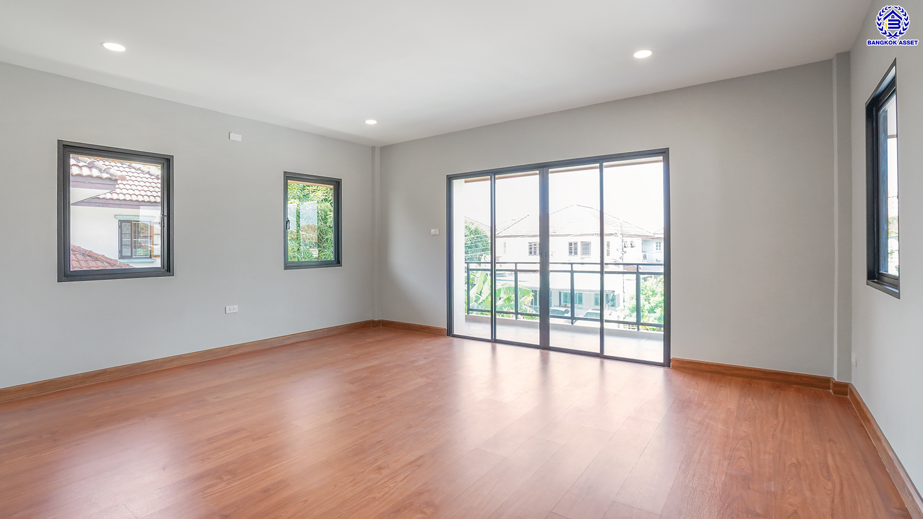 บ้านมือสองตกแต่งใหม่ โครงการ เมืองเอก โครงการ8 วิภาวดี-รังสิต บ้านเดี่ยวหลังใหญ่ บนเนื้อที่ 107.3 ตร.ว. พื้นที่ใช้สอยเยอะถึง 455 ตร.ม. บรรยากาศเป็นส่วนตัว พร้อมมีสระว่ายน้ำส่วนตัว ฟังก์ชัน 4 ห้องนอน 4 ห้องน้ำ 1 ห้องอเนกประสงค์ จอดรถได้ 2 คัน สุดยอดทำเล เชื่อมต่อทุกการเดินทาง ใกล้จุดขึ้นทางด่วน "ศรีสมาน" และมหาวิทยาลัยรังสิต