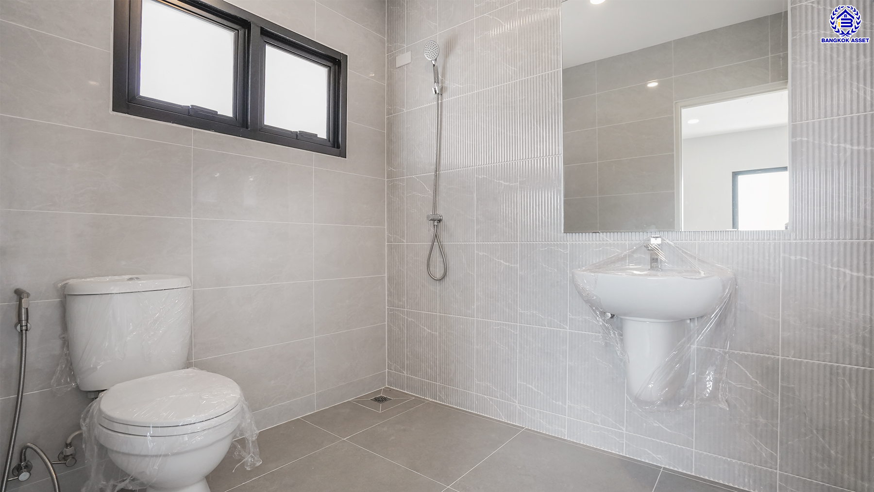 บ้านมือสองตกแต่งใหม่ โครงการ เมืองเอก โครงการ8 วิภาวดี-รังสิต บ้านเดี่ยวหลังใหญ่ บนเนื้อที่ 107.3 ตร.ว. พื้นที่ใช้สอยเยอะถึง 455 ตร.ม. บรรยากาศเป็นส่วนตัว พร้อมมีสระว่ายน้ำส่วนตัว ฟังก์ชัน 4 ห้องนอน 4 ห้องน้ำ 1 ห้องอเนกประสงค์ จอดรถได้ 2 คัน สุดยอดทำเล เชื่อมต่อทุกการเดินทาง ใกล้จุดขึ้นทางด่วน "ศรีสมาน" และมหาวิทยาลัยรังสิต