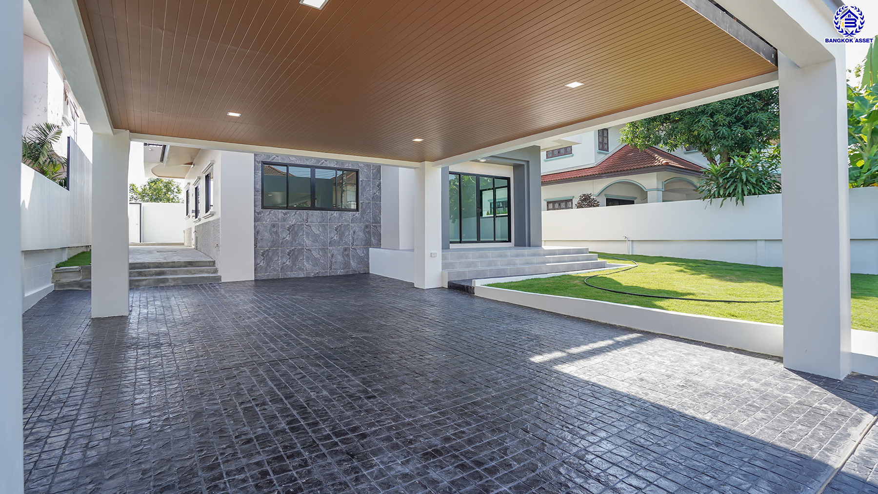 บ้านมือสองตกแต่งใหม่ โครงการ เมืองเอก โครงการ8 วิภาวดี-รังสิต บ้านเดี่ยวหลังใหญ่ บนเนื้อที่ 107.3 ตร.ว. พื้นที่ใช้สอยเยอะถึง 455 ตร.ม. บรรยากาศเป็นส่วนตัว พร้อมมีสระว่ายน้ำส่วนตัว ฟังก์ชัน 4 ห้องนอน 4 ห้องน้ำ 1 ห้องอเนกประสงค์ จอดรถได้ 2 คัน สุดยอดทำเล เชื่อมต่อทุกการเดินทาง ใกล้จุดขึ้นทางด่วน "ศรีสมาน" และมหาวิทยาลัยรังสิต