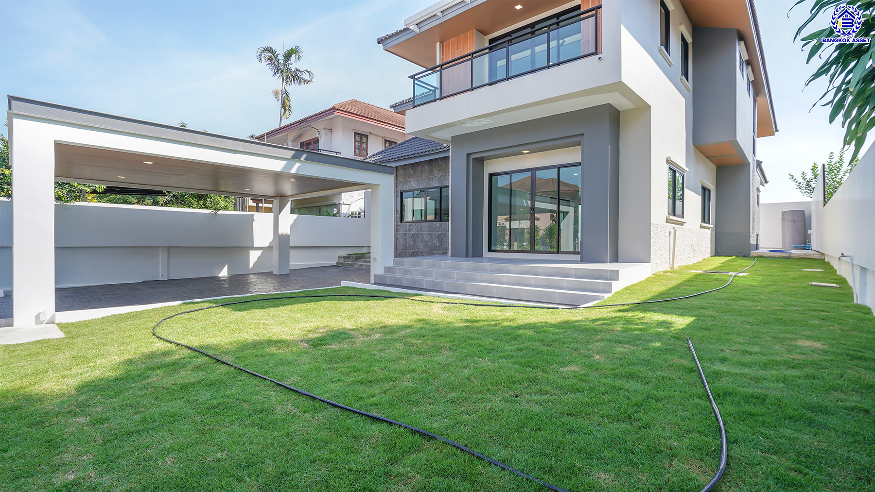 บ้านมือสองตกแต่งใหม่ โครงการ เมืองเอก โครงการ8 วิภาวดี-รังสิต บ้านเดี่ยวหลังใหญ่ บนเนื้อที่ 107.3 ตร.ว. พื้นที่ใช้สอยเยอะถึง 455 ตร.ม. บรรยากาศเป็นส่วนตัว พร้อมมีสระว่ายน้ำส่วนตัว ฟังก์ชัน 4 ห้องนอน 4 ห้องน้ำ 1 ห้องอเนกประสงค์ จอดรถได้ 2 คัน สุดยอดทำเล เชื่อมต่อทุกการเดินทาง ใกล้จุดขึ้นทางด่วน "ศรีสมาน" และมหาวิทยาลัยรังสิต