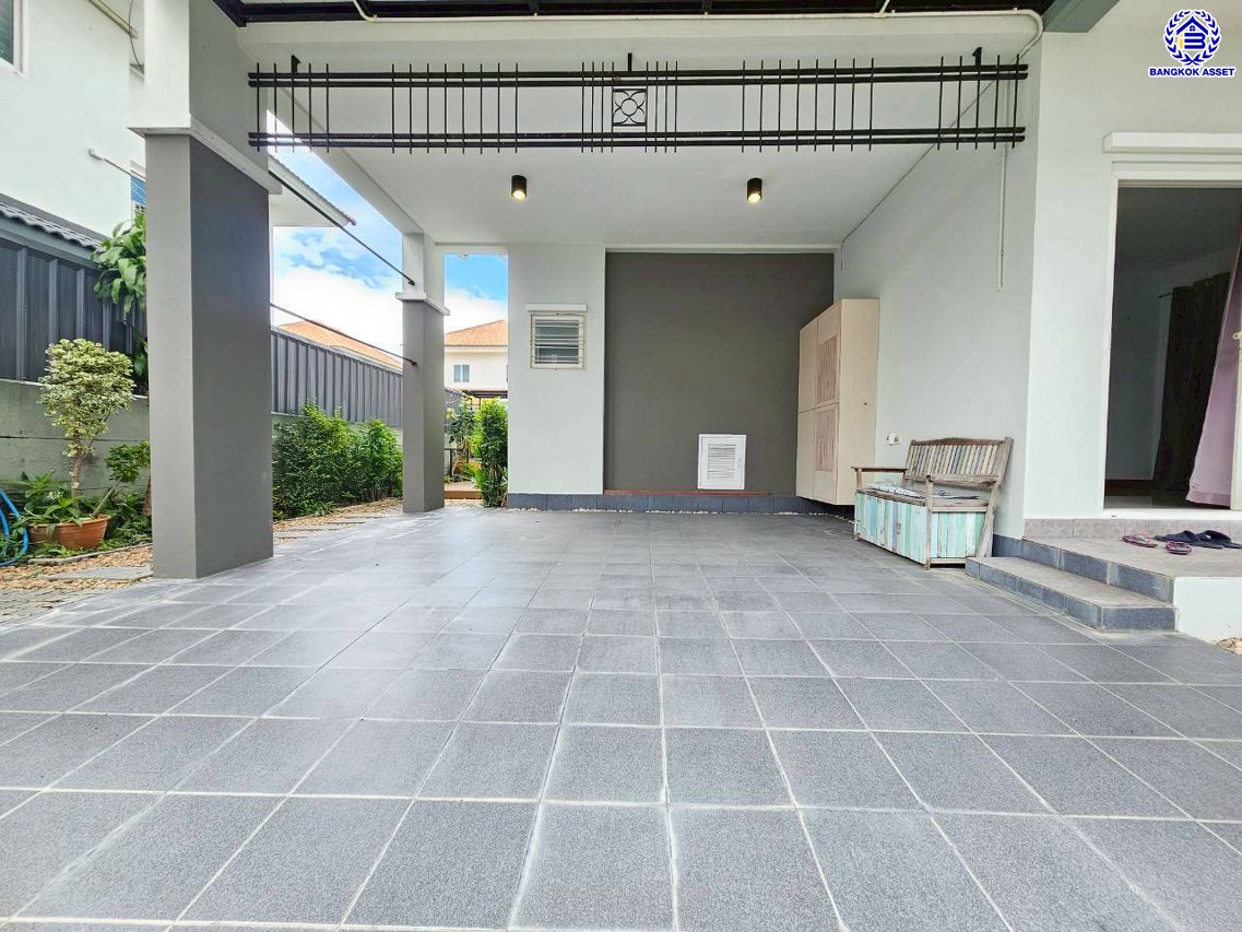 บ้านแฝดมือสองนนทบุรี โครงการ ลภาวัน21 ชัยพฤกษ์-แจ้งวัฒนะ เนื้อที่ 40.50 ตร.ว. พื้นที่ใช้สอย 160 ตร.ม. ฟังก์ชัน 4 ห้องนอน 3 ห้องน้ำ 2 ที่จอดรถ แถมฟรี! เครื่องปรับอากาศ และ เครื่องทำน้ำอุ่น พร้อมเข้าอยู่ได้ทันที บนทำเลเข้า-ออกในเมืองได้ง่าย เชื่อมต่อถนนชัยพฤกษ์ ถนนกาญจนาภิเษก ถนนราชพฤกษ์ ใกล้โรบินสัน ไลฟ์ไตล์ ราชพฤกษ์