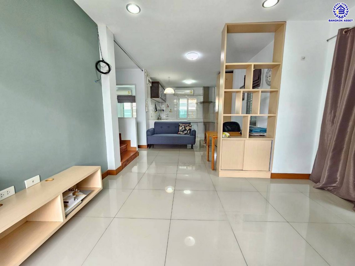 บ้านแฝดมือสองนนทบุรี โครงการ ลภาวัน21 ชัยพฤกษ์-แจ้งวัฒนะ เนื้อที่ 40.50 ตร.ว. พื้นที่ใช้สอย 160 ตร.ม. ฟังก์ชัน 4 ห้องนอน 3 ห้องน้ำ 2 ที่จอดรถ แถมฟรี! เครื่องปรับอากาศ และ เครื่องทำน้ำอุ่น พร้อมเข้าอยู่ได้ทันที บนทำเลเข้า-ออกในเมืองได้ง่าย เชื่อมต่อถนนชัยพฤกษ์ ถนนกาญจนาภิเษก ถนนราชพฤกษ์ ใกล้โรบินสัน ไลฟ์ไตล์ ราชพฤกษ์