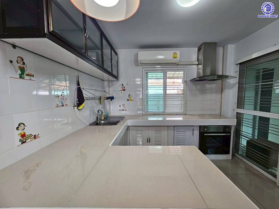 บ้านแฝดมือสองนนทบุรี โครงการ ลภาวัน21 ชัยพฤกษ์-แจ้งวัฒนะ เนื้อที่ 40.50 ตร.ว. พื้นที่ใช้สอย 160 ตร.ม. ฟังก์ชัน 4 ห้องนอน 3 ห้องน้ำ 2 ที่จอดรถ แถมฟรี! เครื่องปรับอากาศ และ เครื่องทำน้ำอุ่น พร้อมเข้าอยู่ได้ทันที บนทำเลเข้า-ออกในเมืองได้ง่าย เชื่อมต่อถนนชัยพฤกษ์ ถนนกาญจนาภิเษก ถนนราชพฤกษ์ ใกล้โรบินสัน ไลฟ์ไตล์ ราชพฤกษ์