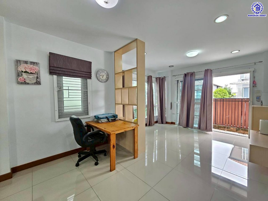 บ้านแฝดมือสองนนทบุรี โครงการ ลภาวัน21 ชัยพฤกษ์-แจ้งวัฒนะ เนื้อที่ 40.50 ตร.ว. พื้นที่ใช้สอย 160 ตร.ม. ฟังก์ชัน 4 ห้องนอน 3 ห้องน้ำ 2 ที่จอดรถ แถมฟรี! เครื่องปรับอากาศ และ เครื่องทำน้ำอุ่น พร้อมเข้าอยู่ได้ทันที บนทำเลเข้า-ออกในเมืองได้ง่าย เชื่อมต่อถนนชัยพฤกษ์ ถนนกาญจนาภิเษก ถนนราชพฤกษ์ ใกล้โรบินสัน ไลฟ์ไตล์ ราชพฤกษ์