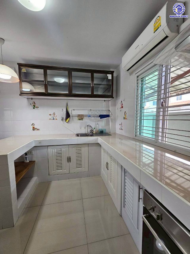 บ้านแฝดมือสองนนทบุรี โครงการ ลภาวัน21 ชัยพฤกษ์-แจ้งวัฒนะ เนื้อที่ 40.50 ตร.ว. พื้นที่ใช้สอย 160 ตร.ม. ฟังก์ชัน 4 ห้องนอน 3 ห้องน้ำ 2 ที่จอดรถ แถมฟรี! เครื่องปรับอากาศ และ เครื่องทำน้ำอุ่น พร้อมเข้าอยู่ได้ทันที บนทำเลเข้า-ออกในเมืองได้ง่าย เชื่อมต่อถนนชัยพฤกษ์ ถนนกาญจนาภิเษก ถนนราชพฤกษ์ ใกล้โรบินสัน ไลฟ์ไตล์ ราชพฤกษ์