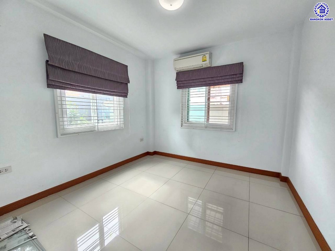 บ้านแฝดมือสองนนทบุรี โครงการ ลภาวัน21 ชัยพฤกษ์-แจ้งวัฒนะ เนื้อที่ 40.50 ตร.ว. พื้นที่ใช้สอย 160 ตร.ม. ฟังก์ชัน 4 ห้องนอน 3 ห้องน้ำ 2 ที่จอดรถ แถมฟรี! เครื่องปรับอากาศ และ เครื่องทำน้ำอุ่น พร้อมเข้าอยู่ได้ทันที บนทำเลเข้า-ออกในเมืองได้ง่าย เชื่อมต่อถนนชัยพฤกษ์ ถนนกาญจนาภิเษก ถนนราชพฤกษ์ ใกล้โรบินสัน ไลฟ์ไตล์ ราชพฤกษ์