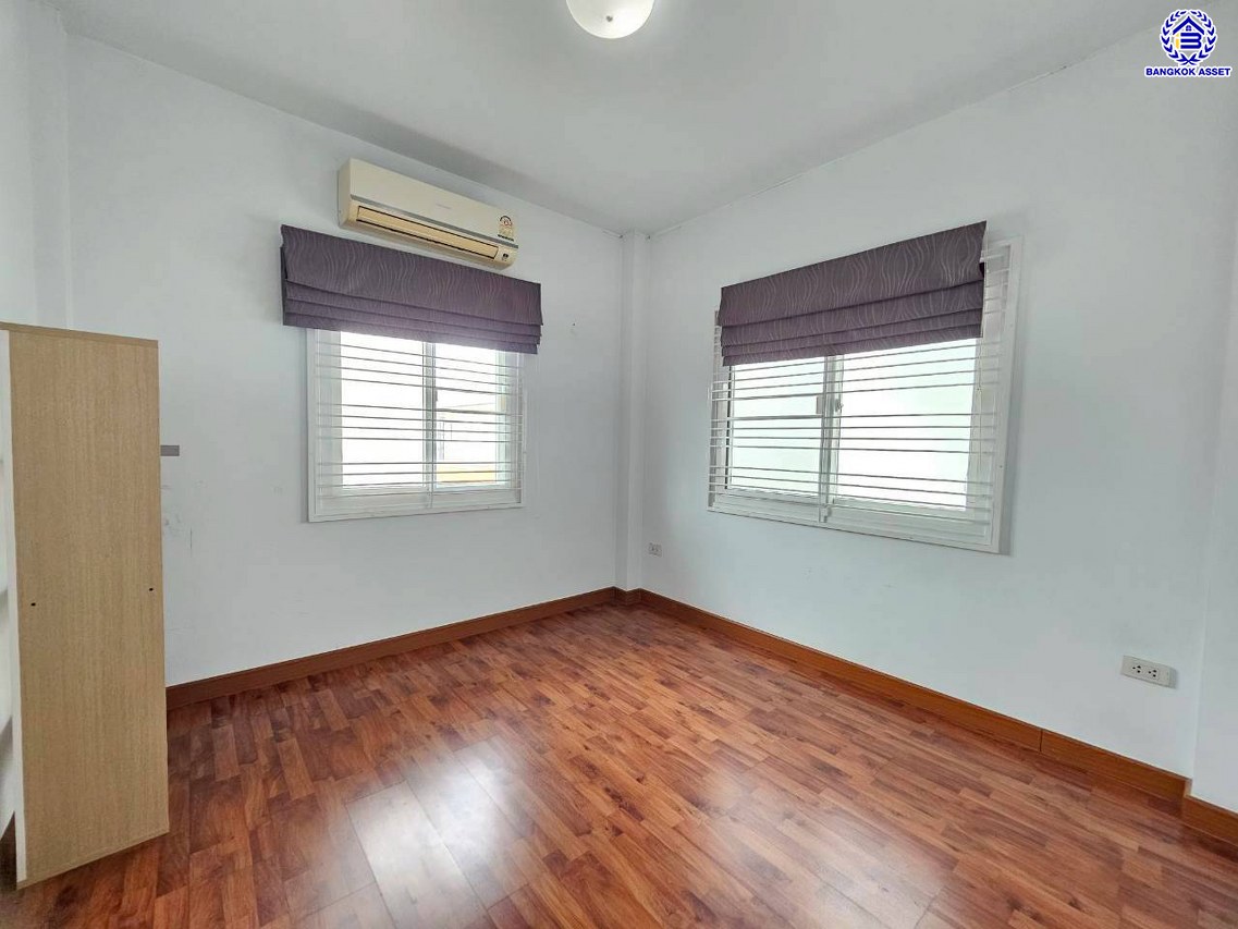 บ้านแฝดมือสองนนทบุรี โครงการ ลภาวัน21 ชัยพฤกษ์-แจ้งวัฒนะ เนื้อที่ 40.50 ตร.ว. พื้นที่ใช้สอย 160 ตร.ม. ฟังก์ชัน 4 ห้องนอน 3 ห้องน้ำ 2 ที่จอดรถ แถมฟรี! เครื่องปรับอากาศ และ เครื่องทำน้ำอุ่น พร้อมเข้าอยู่ได้ทันที บนทำเลเข้า-ออกในเมืองได้ง่าย เชื่อมต่อถนนชัยพฤกษ์ ถนนกาญจนาภิเษก ถนนราชพฤกษ์ ใกล้โรบินสัน ไลฟ์ไตล์ ราชพฤกษ์