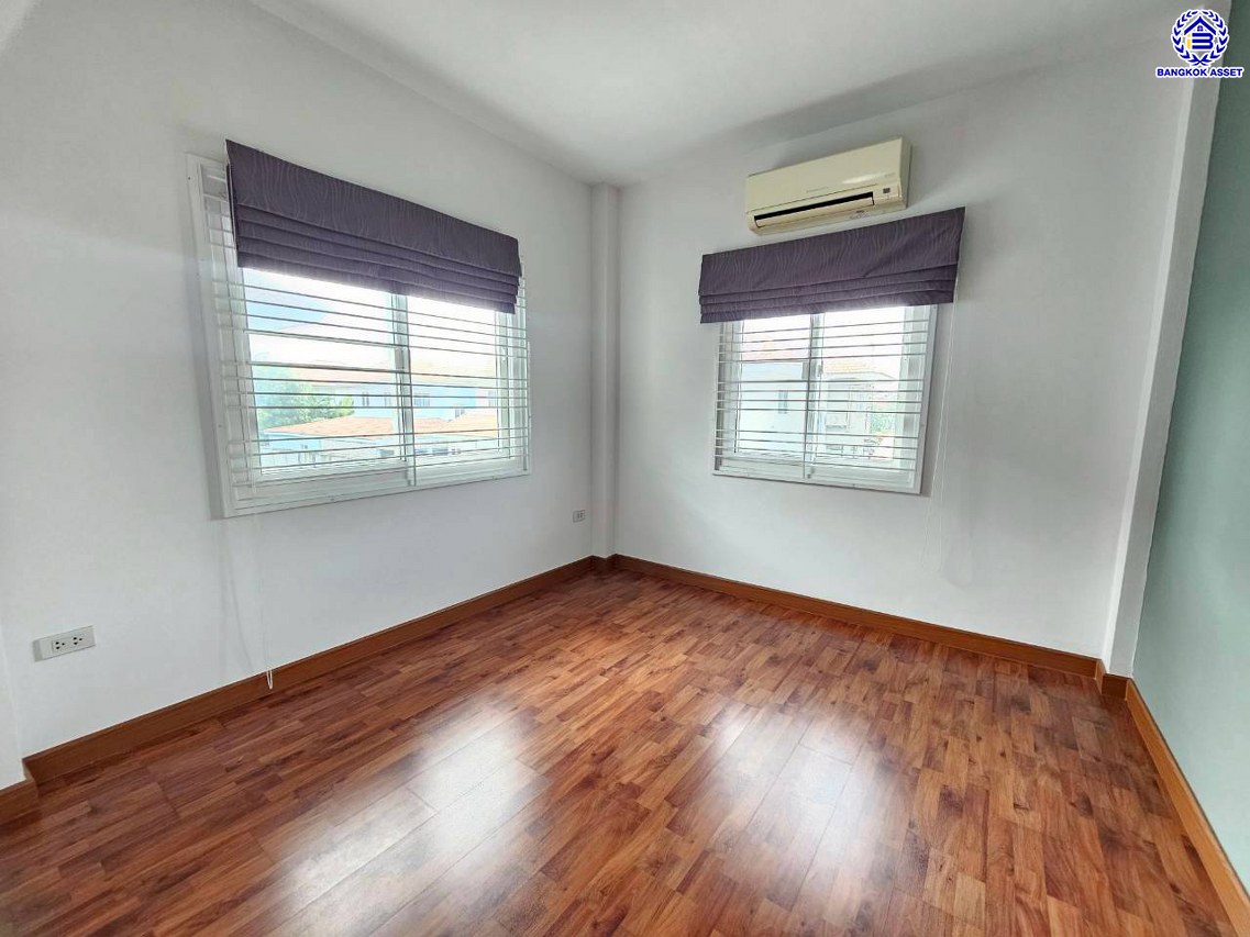 บ้านแฝดมือสองนนทบุรี โครงการ ลภาวัน21 ชัยพฤกษ์-แจ้งวัฒนะ เนื้อที่ 40.50 ตร.ว. พื้นที่ใช้สอย 160 ตร.ม. ฟังก์ชัน 4 ห้องนอน 3 ห้องน้ำ 2 ที่จอดรถ แถมฟรี! เครื่องปรับอากาศ และ เครื่องทำน้ำอุ่น พร้อมเข้าอยู่ได้ทันที บนทำเลเข้า-ออกในเมืองได้ง่าย เชื่อมต่อถนนชัยพฤกษ์ ถนนกาญจนาภิเษก ถนนราชพฤกษ์ ใกล้โรบินสัน ไลฟ์ไตล์ ราชพฤกษ์