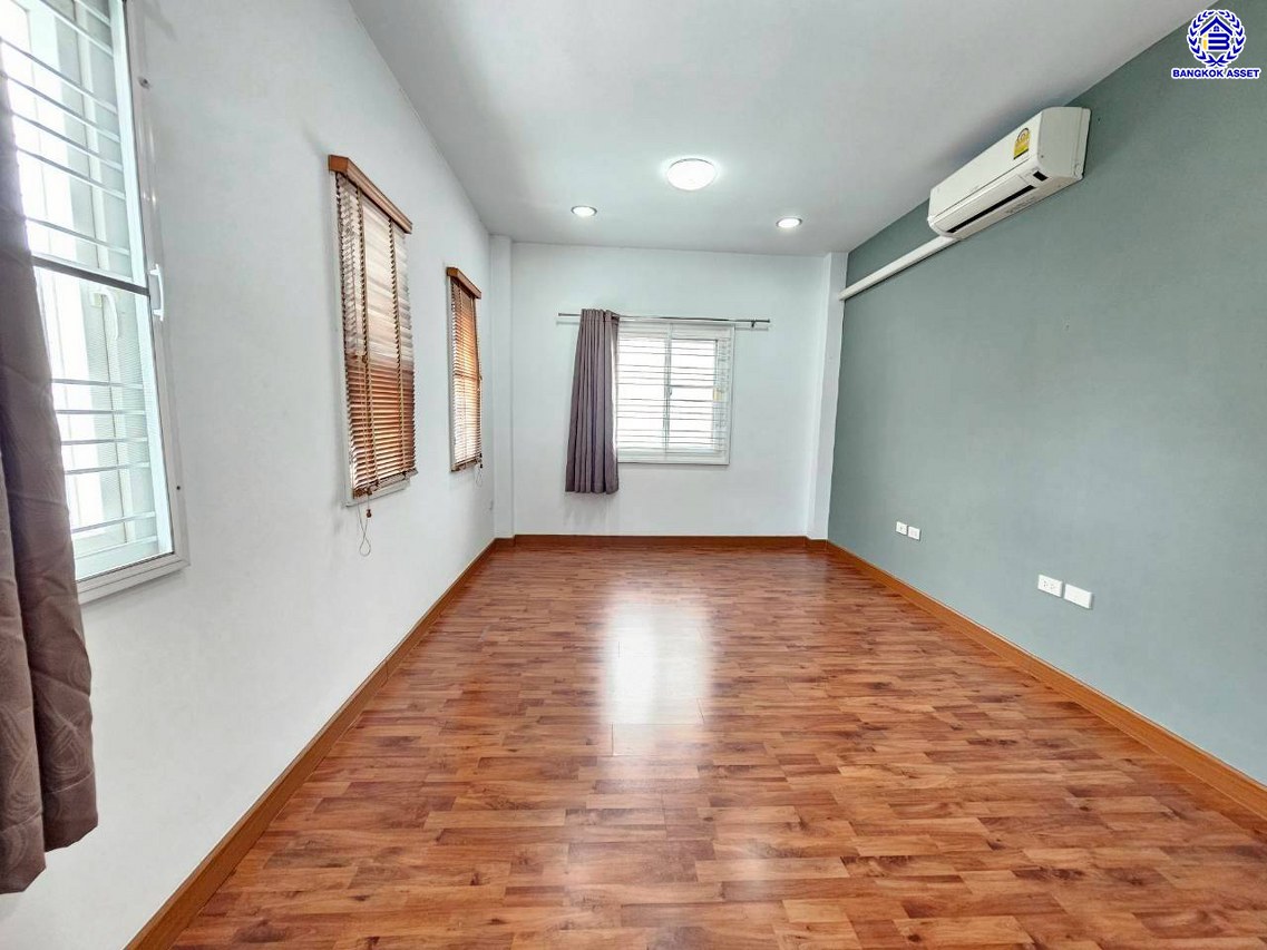 บ้านแฝดมือสองนนทบุรี โครงการ ลภาวัน21 ชัยพฤกษ์-แจ้งวัฒนะ เนื้อที่ 40.50 ตร.ว. พื้นที่ใช้สอย 160 ตร.ม. ฟังก์ชัน 4 ห้องนอน 3 ห้องน้ำ 2 ที่จอดรถ แถมฟรี! เครื่องปรับอากาศ และ เครื่องทำน้ำอุ่น พร้อมเข้าอยู่ได้ทันที บนทำเลเข้า-ออกในเมืองได้ง่าย เชื่อมต่อถนนชัยพฤกษ์ ถนนกาญจนาภิเษก ถนนราชพฤกษ์ ใกล้โรบินสัน ไลฟ์ไตล์ ราชพฤกษ์