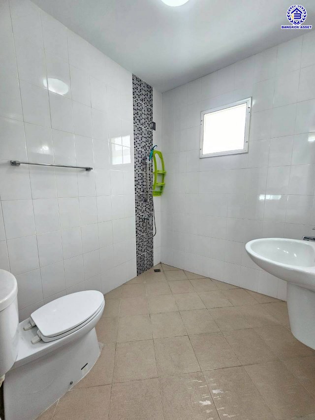 บ้านแฝดมือสองนนทบุรี โครงการ ลภาวัน21 ชัยพฤกษ์-แจ้งวัฒนะ เนื้อที่ 40.50 ตร.ว. พื้นที่ใช้สอย 160 ตร.ม. ฟังก์ชัน 4 ห้องนอน 3 ห้องน้ำ 2 ที่จอดรถ แถมฟรี! เครื่องปรับอากาศ และ เครื่องทำน้ำอุ่น พร้อมเข้าอยู่ได้ทันที บนทำเลเข้า-ออกในเมืองได้ง่าย เชื่อมต่อถนนชัยพฤกษ์ ถนนกาญจนาภิเษก ถนนราชพฤกษ์ ใกล้โรบินสัน ไลฟ์ไตล์ ราชพฤกษ์