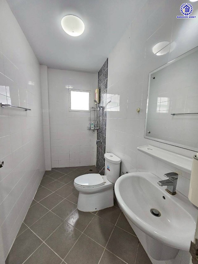 บ้านแฝดมือสองนนทบุรี โครงการ ลภาวัน21 ชัยพฤกษ์-แจ้งวัฒนะ เนื้อที่ 40.50 ตร.ว. พื้นที่ใช้สอย 160 ตร.ม. ฟังก์ชัน 4 ห้องนอน 3 ห้องน้ำ 2 ที่จอดรถ แถมฟรี! เครื่องปรับอากาศ และ เครื่องทำน้ำอุ่น พร้อมเข้าอยู่ได้ทันที บนทำเลเข้า-ออกในเมืองได้ง่าย เชื่อมต่อถนนชัยพฤกษ์ ถนนกาญจนาภิเษก ถนนราชพฤกษ์ ใกล้โรบินสัน ไลฟ์ไตล์ ราชพฤกษ์