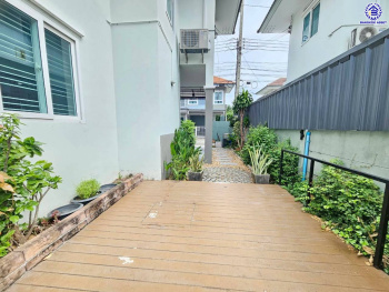 บ้านแฝดมือสองนนทบุรี โครงการ ลภาวัน21 ชัยพฤกษ์-แจ้งวัฒนะ เนื้อที่ 40.50 ตร.ว. พื้นที่ใช้สอย 160 ตร.ม. ฟังก์ชัน 4 ห้องนอน 3 ห้องน้ำ 2 ที่จอดรถ แถมฟรี! เครื่องปรับอากาศ และ เครื่องทำน้ำอุ่น พร้อมเข้าอยู่ได้ทันที บนทำเลเข้า-ออกในเมืองได้ง่าย เชื่อมต่อถนนชัยพฤกษ์ ถนนกาญจนาภิเษก ถนนราชพฤกษ์ ใกล้โรบินสัน ไลฟ์ไตล์ ราชพฤกษ์