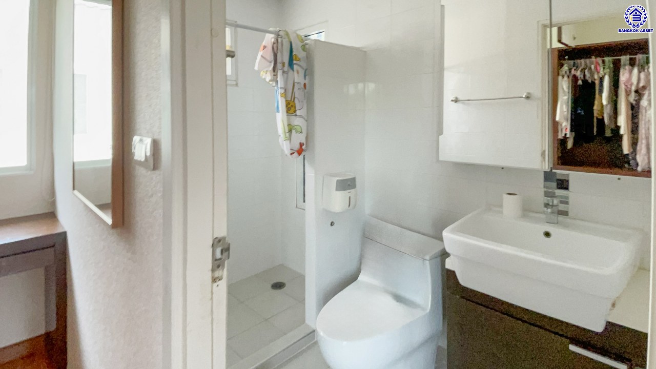 บ้านเดี่ยวมือสองนนทบุรี โครงการ เดอะแพลนท์ ราชพฤกษ์-พระราม5 หลังมุม! เนื้อที่ 76.60 ตร.ว. พื้นที่ใช้สอย 169 ตร.ม. ฟังก์ชัน 3 ห้องนอน 3 ห้องน้ำ จอดรถได้ 2 คัน บนทำเลศักยภาพ เดินทางสะดวกเชื่อมต่อ ถนนราชพฤกษ์, ถนนพระราม5 ใกล้รถไฟฟ้าสายสีม่วง "สถานีบางรักใหญ่" ใกล้จุดขึ้นทางด่วน "ศรีรัช" และใกล้เดอะวอล์ค ราชพฤกษ์