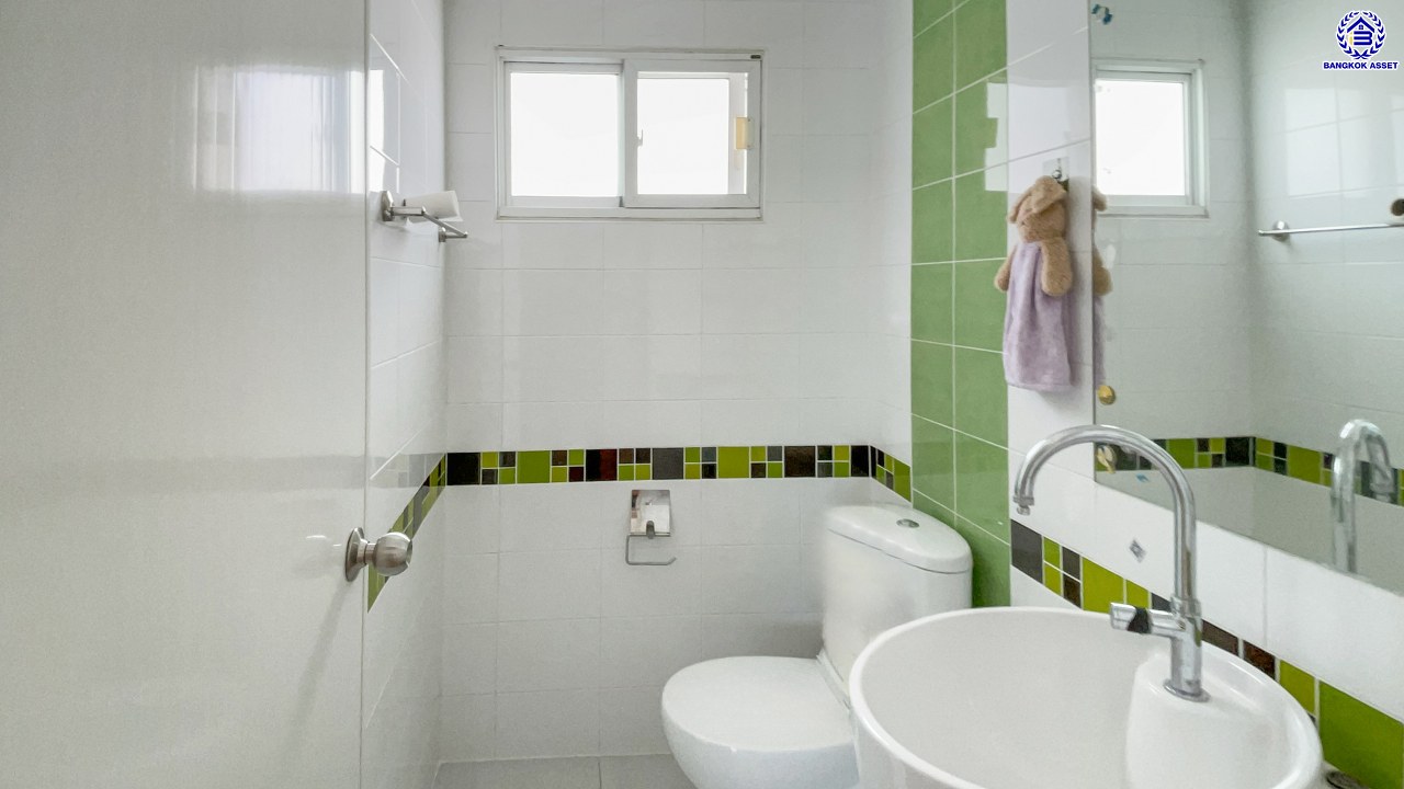 บ้านเดี่ยวมือสองนนทบุรี โครงการ เดอะแพลนท์ ราชพฤกษ์-พระราม5 หลังมุม! เนื้อที่ 76.60 ตร.ว. พื้นที่ใช้สอย 169 ตร.ม. ฟังก์ชัน 3 ห้องนอน 3 ห้องน้ำ จอดรถได้ 2 คัน บนทำเลศักยภาพ เดินทางสะดวกเชื่อมต่อ ถนนราชพฤกษ์, ถนนพระราม5 ใกล้รถไฟฟ้าสายสีม่วง "สถานีบางรักใหญ่" ใกล้จุดขึ้นทางด่วน "ศรีรัช" และใกล้เดอะวอล์ค ราชพฤกษ์