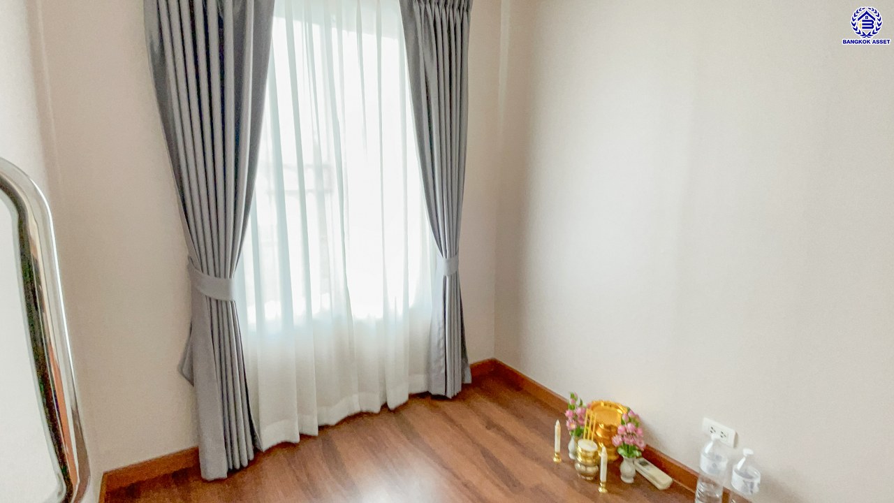 บ้านเดี่ยวมือสองนนทบุรี โครงการ เดอะแพลนท์ ราชพฤกษ์-พระราม5 หลังมุม! เนื้อที่ 76.60 ตร.ว. พื้นที่ใช้สอย 169 ตร.ม. ฟังก์ชัน 3 ห้องนอน 3 ห้องน้ำ จอดรถได้ 2 คัน บนทำเลศักยภาพ เดินทางสะดวกเชื่อมต่อ ถนนราชพฤกษ์, ถนนพระราม5 ใกล้รถไฟฟ้าสายสีม่วง "สถานีบางรักใหญ่" ใกล้จุดขึ้นทางด่วน "ศรีรัช" และใกล้เดอะวอล์ค ราชพฤกษ์