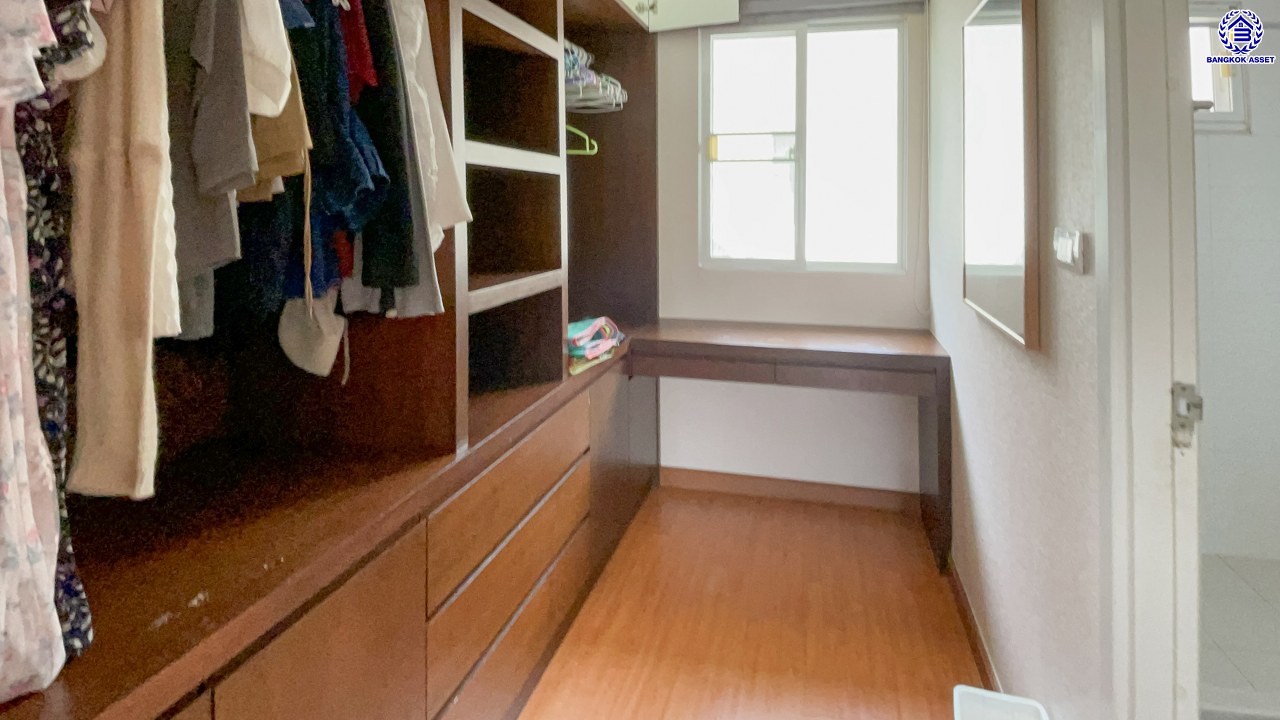 บ้านเดี่ยวมือสองนนทบุรี โครงการ เดอะแพลนท์ ราชพฤกษ์-พระราม5 หลังมุม! เนื้อที่ 76.60 ตร.ว. พื้นที่ใช้สอย 169 ตร.ม. ฟังก์ชัน 3 ห้องนอน 3 ห้องน้ำ จอดรถได้ 2 คัน บนทำเลศักยภาพ เดินทางสะดวกเชื่อมต่อ ถนนราชพฤกษ์, ถนนพระราม5 ใกล้รถไฟฟ้าสายสีม่วง "สถานีบางรักใหญ่" ใกล้จุดขึ้นทางด่วน "ศรีรัช" และใกล้เดอะวอล์ค ราชพฤกษ์