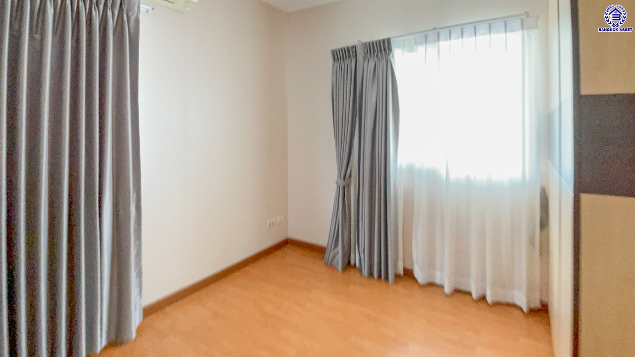 บ้านเดี่ยวมือสองนนทบุรี โครงการ เดอะแพลนท์ ราชพฤกษ์-พระราม5 หลังมุม! เนื้อที่ 76.60 ตร.ว. พื้นที่ใช้สอย 169 ตร.ม. ฟังก์ชัน 3 ห้องนอน 3 ห้องน้ำ จอดรถได้ 2 คัน บนทำเลศักยภาพ เดินทางสะดวกเชื่อมต่อ ถนนราชพฤกษ์, ถนนพระราม5 ใกล้รถไฟฟ้าสายสีม่วง "สถานีบางรักใหญ่" ใกล้จุดขึ้นทางด่วน "ศรีรัช" และใกล้เดอะวอล์ค ราชพฤกษ์