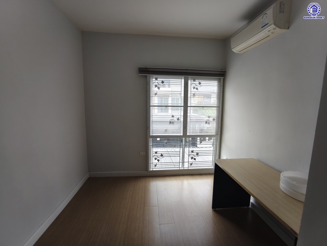 ทาวน์เฮ้าส์มือสองย่านนนทบุรี โครงการ ซิตี้เซนส์ รัตนาธิเบศร์-เลี่ยงเมืองนนท์ หลังมุม เนื้อที่ 30.70 ตร.ว. พื้นที่ใช้สอย 102 ตร.ม. ฟังก์ชัน 3 ห้องนอน 2 ห้องน้ำ  จอดรถได้ 2 คัน พร้อมของแถมอีกหลายรายการ! บนสุดยอดทำเล เชื่อมต่อถนนรัตนาธิเบศร์, ถนนกรุงเทพ-นนทบุรี, ถนนติวานนท์ ใกล้รถไฟฟ้าสายสีม่วง "สถานีแยกนนทบุรี 1" และทางด่วน "งามวงศ์วาน"