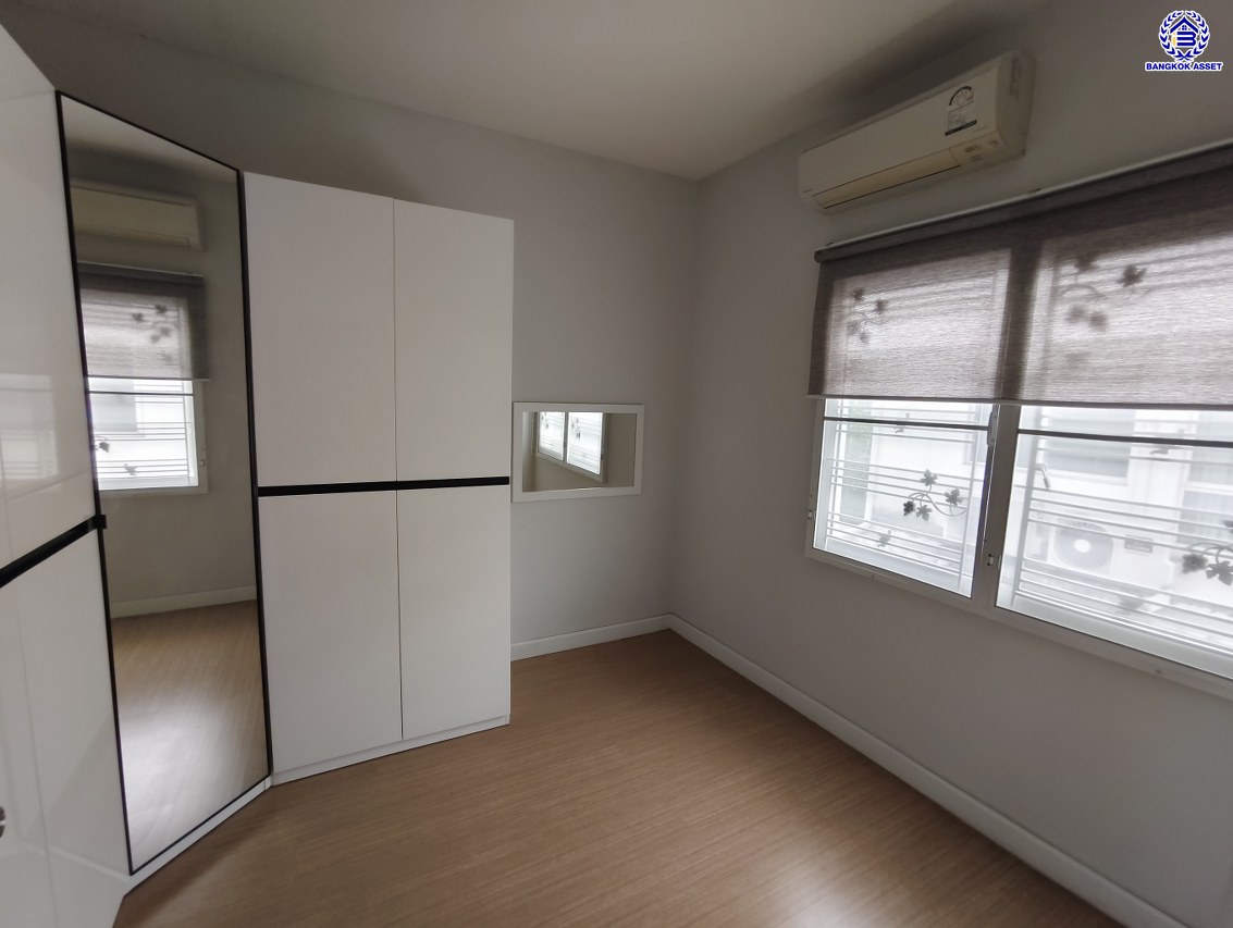 ทาวน์เฮ้าส์มือสองย่านนนทบุรี โครงการ ซิตี้เซนส์ รัตนาธิเบศร์-เลี่ยงเมืองนนท์ หลังมุม เนื้อที่ 30.70 ตร.ว. พื้นที่ใช้สอย 102 ตร.ม. ฟังก์ชัน 3 ห้องนอน 2 ห้องน้ำ  จอดรถได้ 2 คัน พร้อมของแถมอีกหลายรายการ! บนสุดยอดทำเล เชื่อมต่อถนนรัตนาธิเบศร์, ถนนกรุงเทพ-นนทบุรี, ถนนติวานนท์ ใกล้รถไฟฟ้าสายสีม่วง "สถานีแยกนนทบุรี 1" และทางด่วน "งามวงศ์วาน"