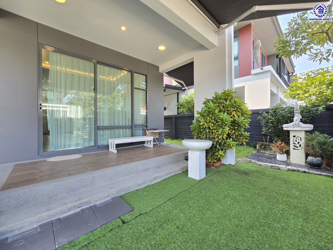 บ้านเดี่ยวมือสองนนทบุรี โครงการ สราญสิริ ชัยพฤกษ์-แจ้งวัฒนะ เนื้อที่ 50.40 ตร.ว. พื้นที่ใช้สอย 160 ตร.ม. ฟังก์ชัน 3 ห้องนอน 3 ห้องน้ำ 2 ที่จอดรถ บ้านสภาพดี ขายพร้อมเฟอร์นิเจอร์บิ้วท์อิน บนทำเลเดินทางสะดวก ใกล้รถไฟฟ้าสายสีชมพู "สถานีห้าแยกปากเกร็ด" และทางพิเศษอุดรรัถยา