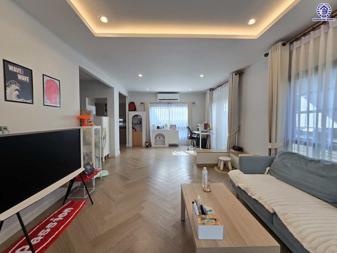 บ้านเดี่ยวมือสองนนทบุรี โครงการ สราญสิริ ชัยพฤกษ์-แจ้งวัฒนะ เนื้อที่ 50.40 ตร.ว. พื้นที่ใช้สอย 160 ตร.ม. ฟังก์ชัน 3 ห้องนอน 3 ห้องน้ำ 2 ที่จอดรถ บ้านสภาพดี ขายพร้อมเฟอร์นิเจอร์บิ้วท์อิน บนทำเลเดินทางสะดวก ใกล้รถไฟฟ้าสายสีชมพู "สถานีห้าแยกปากเกร็ด" และทางพิเศษอุดรรัถยา