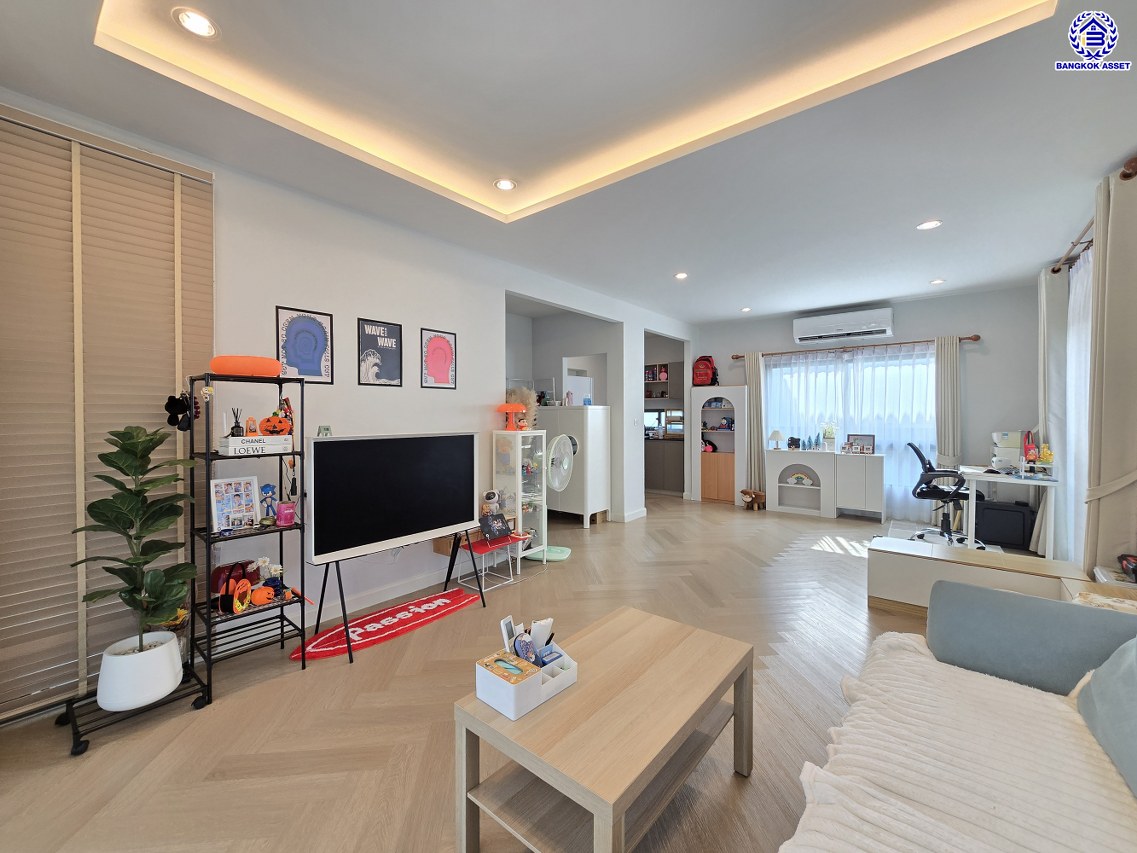 บ้านเดี่ยวมือสองนนทบุรี โครงการ สราญสิริ ชัยพฤกษ์-แจ้งวัฒนะ เนื้อที่ 50.40 ตร.ว. พื้นที่ใช้สอย 160 ตร.ม. ฟังก์ชัน 3 ห้องนอน 3 ห้องน้ำ 2 ที่จอดรถ บ้านสภาพดี ขายพร้อมเฟอร์นิเจอร์บิ้วท์อิน บนทำเลเดินทางสะดวก ใกล้รถไฟฟ้าสายสีชมพู "สถานีห้าแยกปากเกร็ด" และทางพิเศษอุดรรัถยา