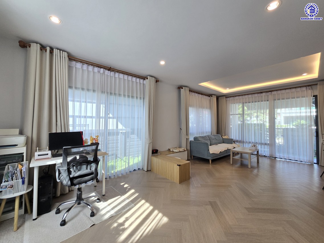 บ้านเดี่ยวมือสองนนทบุรี โครงการ สราญสิริ ชัยพฤกษ์-แจ้งวัฒนะ เนื้อที่ 50.40 ตร.ว. พื้นที่ใช้สอย 160 ตร.ม. ฟังก์ชัน 3 ห้องนอน 3 ห้องน้ำ 2 ที่จอดรถ บ้านสภาพดี ขายพร้อมเฟอร์นิเจอร์บิ้วท์อิน บนทำเลเดินทางสะดวก ใกล้รถไฟฟ้าสายสีชมพู "สถานีห้าแยกปากเกร็ด" และทางพิเศษอุดรรัถยา