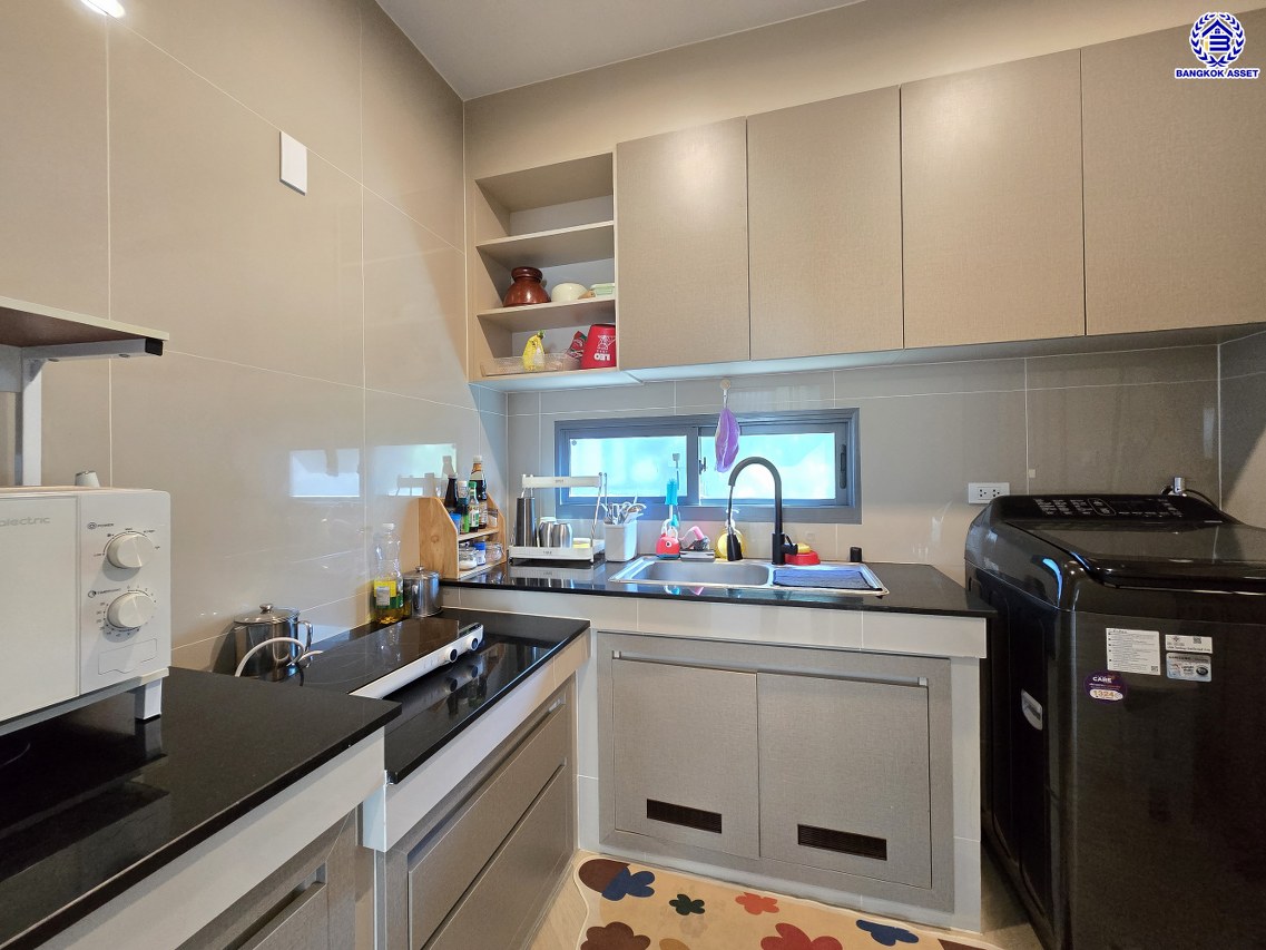 บ้านเดี่ยวมือสองนนทบุรี โครงการ สราญสิริ ชัยพฤกษ์-แจ้งวัฒนะ เนื้อที่ 50.40 ตร.ว. พื้นที่ใช้สอย 160 ตร.ม. ฟังก์ชัน 3 ห้องนอน 3 ห้องน้ำ 2 ที่จอดรถ บ้านสภาพดี ขายพร้อมเฟอร์นิเจอร์บิ้วท์อิน บนทำเลเดินทางสะดวก ใกล้รถไฟฟ้าสายสีชมพู "สถานีห้าแยกปากเกร็ด" และทางพิเศษอุดรรัถยา