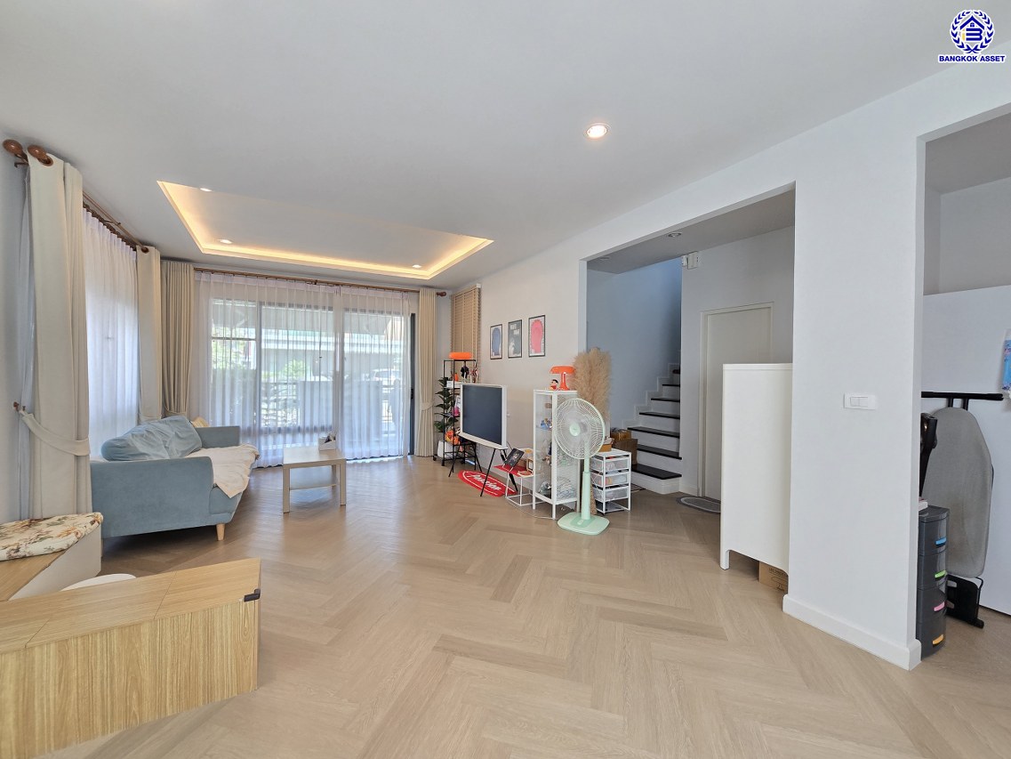 บ้านเดี่ยวมือสองนนทบุรี โครงการ สราญสิริ ชัยพฤกษ์-แจ้งวัฒนะ เนื้อที่ 50.40 ตร.ว. พื้นที่ใช้สอย 160 ตร.ม. ฟังก์ชัน 3 ห้องนอน 3 ห้องน้ำ 2 ที่จอดรถ บ้านสภาพดี ขายพร้อมเฟอร์นิเจอร์บิ้วท์อิน บนทำเลเดินทางสะดวก ใกล้รถไฟฟ้าสายสีชมพู "สถานีห้าแยกปากเกร็ด" และทางพิเศษอุดรรัถยา