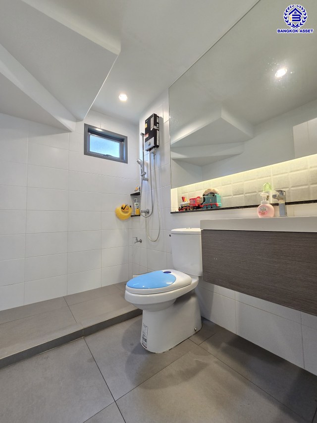 บ้านเดี่ยวมือสองนนทบุรี โครงการ สราญสิริ ชัยพฤกษ์-แจ้งวัฒนะ เนื้อที่ 50.40 ตร.ว. พื้นที่ใช้สอย 160 ตร.ม. ฟังก์ชัน 3 ห้องนอน 3 ห้องน้ำ 2 ที่จอดรถ บ้านสภาพดี ขายพร้อมเฟอร์นิเจอร์บิ้วท์อิน บนทำเลเดินทางสะดวก ใกล้รถไฟฟ้าสายสีชมพู "สถานีห้าแยกปากเกร็ด" และทางพิเศษอุดรรัถยา