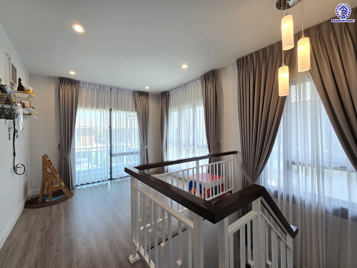 บ้านเดี่ยวมือสองนนทบุรี โครงการ สราญสิริ ชัยพฤกษ์-แจ้งวัฒนะ เนื้อที่ 50.40 ตร.ว. พื้นที่ใช้สอย 160 ตร.ม. ฟังก์ชัน 3 ห้องนอน 3 ห้องน้ำ 2 ที่จอดรถ บ้านสภาพดี ขายพร้อมเฟอร์นิเจอร์บิ้วท์อิน บนทำเลเดินทางสะดวก ใกล้รถไฟฟ้าสายสีชมพู "สถานีห้าแยกปากเกร็ด" และทางพิเศษอุดรรัถยา