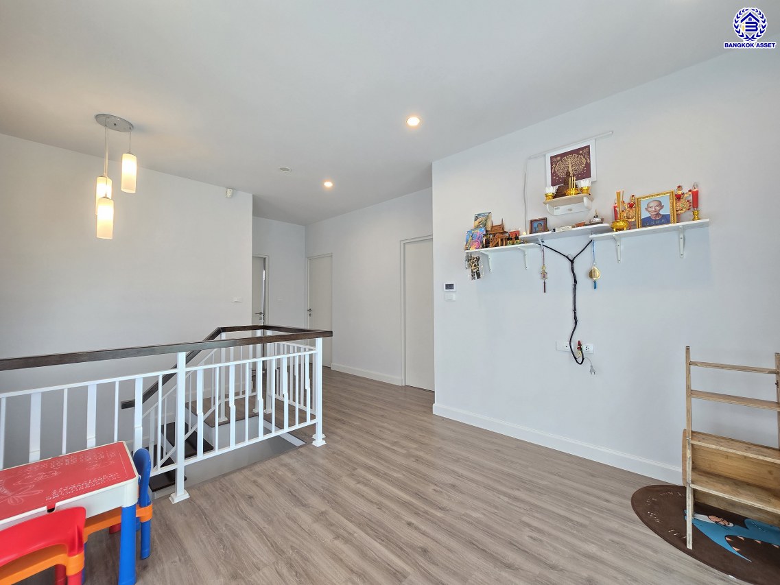 บ้านเดี่ยวมือสองนนทบุรี โครงการ สราญสิริ ชัยพฤกษ์-แจ้งวัฒนะ เนื้อที่ 50.40 ตร.ว. พื้นที่ใช้สอย 160 ตร.ม. ฟังก์ชัน 3 ห้องนอน 3 ห้องน้ำ 2 ที่จอดรถ บ้านสภาพดี ขายพร้อมเฟอร์นิเจอร์บิ้วท์อิน บนทำเลเดินทางสะดวก ใกล้รถไฟฟ้าสายสีชมพู "สถานีห้าแยกปากเกร็ด" และทางพิเศษอุดรรัถยา