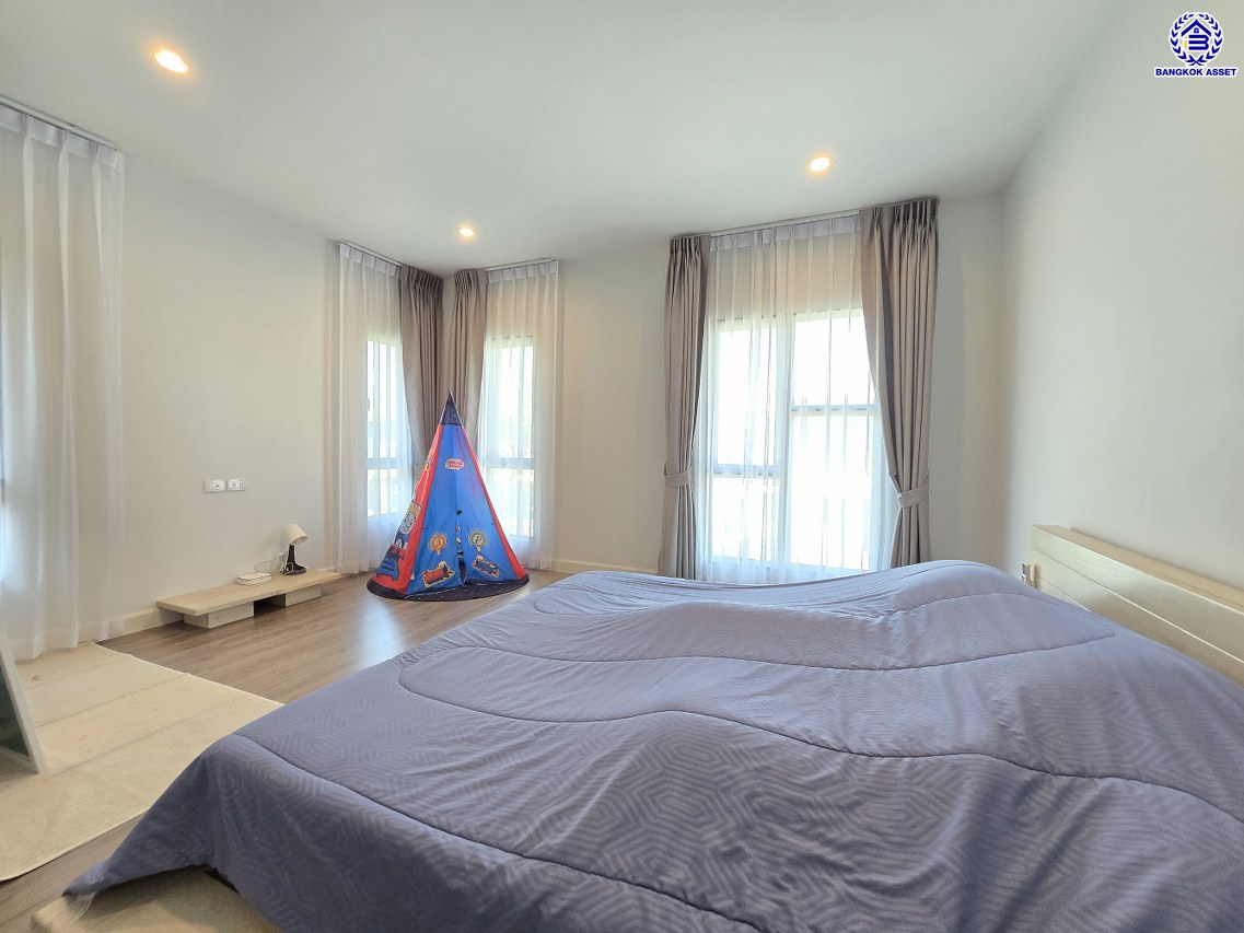 บ้านเดี่ยวมือสองนนทบุรี โครงการ สราญสิริ ชัยพฤกษ์-แจ้งวัฒนะ เนื้อที่ 50.40 ตร.ว. พื้นที่ใช้สอย 160 ตร.ม. ฟังก์ชัน 3 ห้องนอน 3 ห้องน้ำ 2 ที่จอดรถ บ้านสภาพดี ขายพร้อมเฟอร์นิเจอร์บิ้วท์อิน บนทำเลเดินทางสะดวก ใกล้รถไฟฟ้าสายสีชมพู "สถานีห้าแยกปากเกร็ด" และทางพิเศษอุดรรัถยา