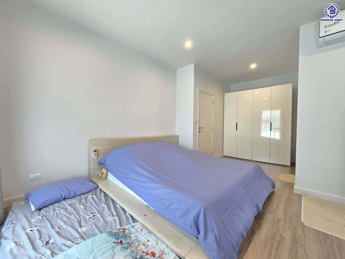 บ้านเดี่ยวมือสองนนทบุรี โครงการ สราญสิริ ชัยพฤกษ์-แจ้งวัฒนะ เนื้อที่ 50.40 ตร.ว. พื้นที่ใช้สอย 160 ตร.ม. ฟังก์ชัน 3 ห้องนอน 3 ห้องน้ำ 2 ที่จอดรถ บ้านสภาพดี ขายพร้อมเฟอร์นิเจอร์บิ้วท์อิน บนทำเลเดินทางสะดวก ใกล้รถไฟฟ้าสายสีชมพู "สถานีห้าแยกปากเกร็ด" และทางพิเศษอุดรรัถยา