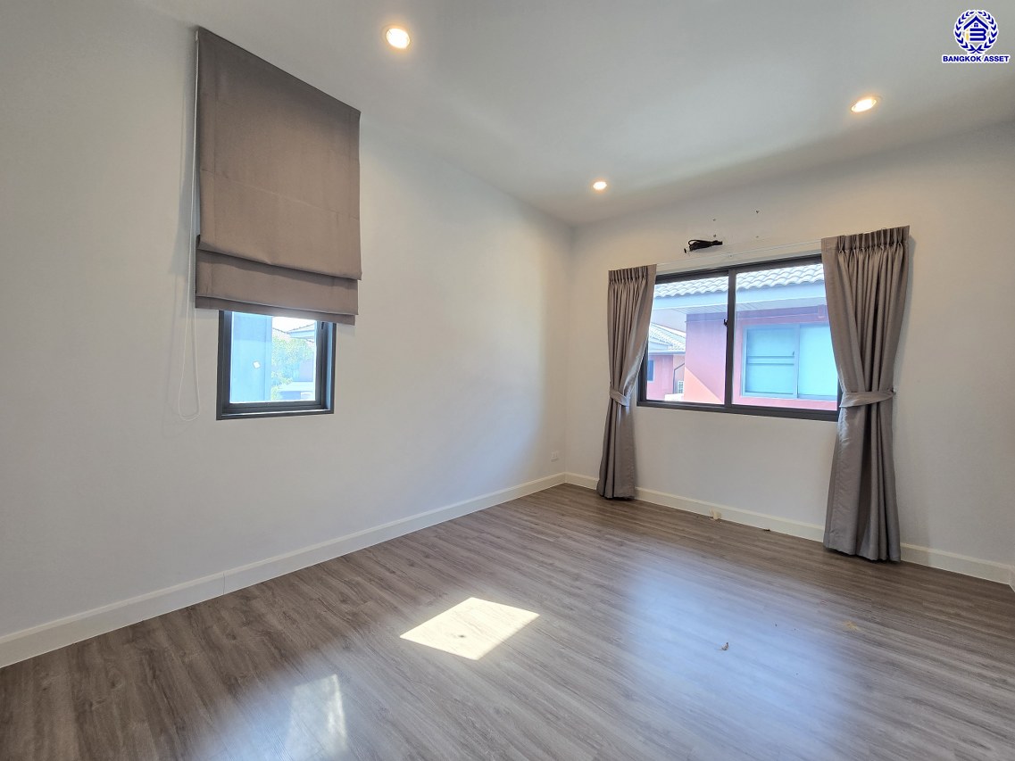 บ้านเดี่ยวมือสองนนทบุรี โครงการ สราญสิริ ชัยพฤกษ์-แจ้งวัฒนะ เนื้อที่ 50.40 ตร.ว. พื้นที่ใช้สอย 160 ตร.ม. ฟังก์ชัน 3 ห้องนอน 3 ห้องน้ำ 2 ที่จอดรถ บ้านสภาพดี ขายพร้อมเฟอร์นิเจอร์บิ้วท์อิน บนทำเลเดินทางสะดวก ใกล้รถไฟฟ้าสายสีชมพู "สถานีห้าแยกปากเกร็ด" และทางพิเศษอุดรรัถยา