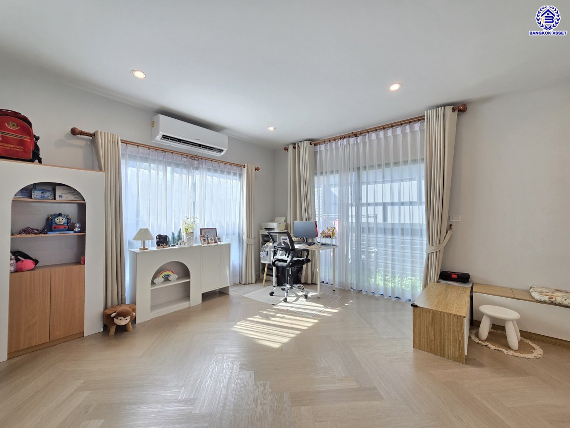 บ้านเดี่ยวมือสองนนทบุรี โครงการ สราญสิริ ชัยพฤกษ์-แจ้งวัฒนะ เนื้อที่ 50.40 ตร.ว. พื้นที่ใช้สอย 160 ตร.ม. ฟังก์ชัน 3 ห้องนอน 3 ห้องน้ำ 2 ที่จอดรถ บ้านสภาพดี ขายพร้อมเฟอร์นิเจอร์บิ้วท์อิน บนทำเลเดินทางสะดวก ใกล้รถไฟฟ้าสายสีชมพู "สถานีห้าแยกปากเกร็ด" และทางพิเศษอุดรรัถยา