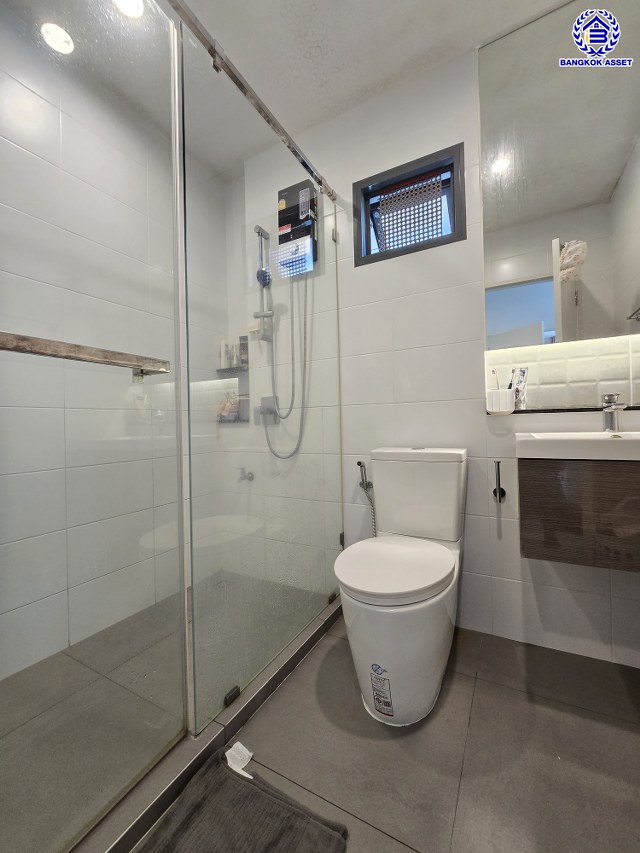 บ้านเดี่ยวมือสองนนทบุรี โครงการ สราญสิริ ชัยพฤกษ์-แจ้งวัฒนะ เนื้อที่ 50.40 ตร.ว. พื้นที่ใช้สอย 160 ตร.ม. ฟังก์ชัน 3 ห้องนอน 3 ห้องน้ำ 2 ที่จอดรถ บ้านสภาพดี ขายพร้อมเฟอร์นิเจอร์บิ้วท์อิน บนทำเลเดินทางสะดวก ใกล้รถไฟฟ้าสายสีชมพู "สถานีห้าแยกปากเกร็ด" และทางพิเศษอุดรรัถยา