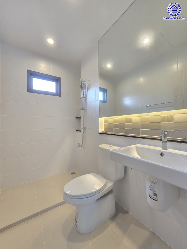 บ้านเดี่ยวมือสองนนทบุรี โครงการ สราญสิริ ชัยพฤกษ์-แจ้งวัฒนะ เนื้อที่ 50.40 ตร.ว. พื้นที่ใช้สอย 160 ตร.ม. ฟังก์ชัน 3 ห้องนอน 3 ห้องน้ำ 2 ที่จอดรถ บ้านสภาพดี ขายพร้อมเฟอร์นิเจอร์บิ้วท์อิน บนทำเลเดินทางสะดวก ใกล้รถไฟฟ้าสายสีชมพู "สถานีห้าแยกปากเกร็ด" และทางพิเศษอุดรรัถยา